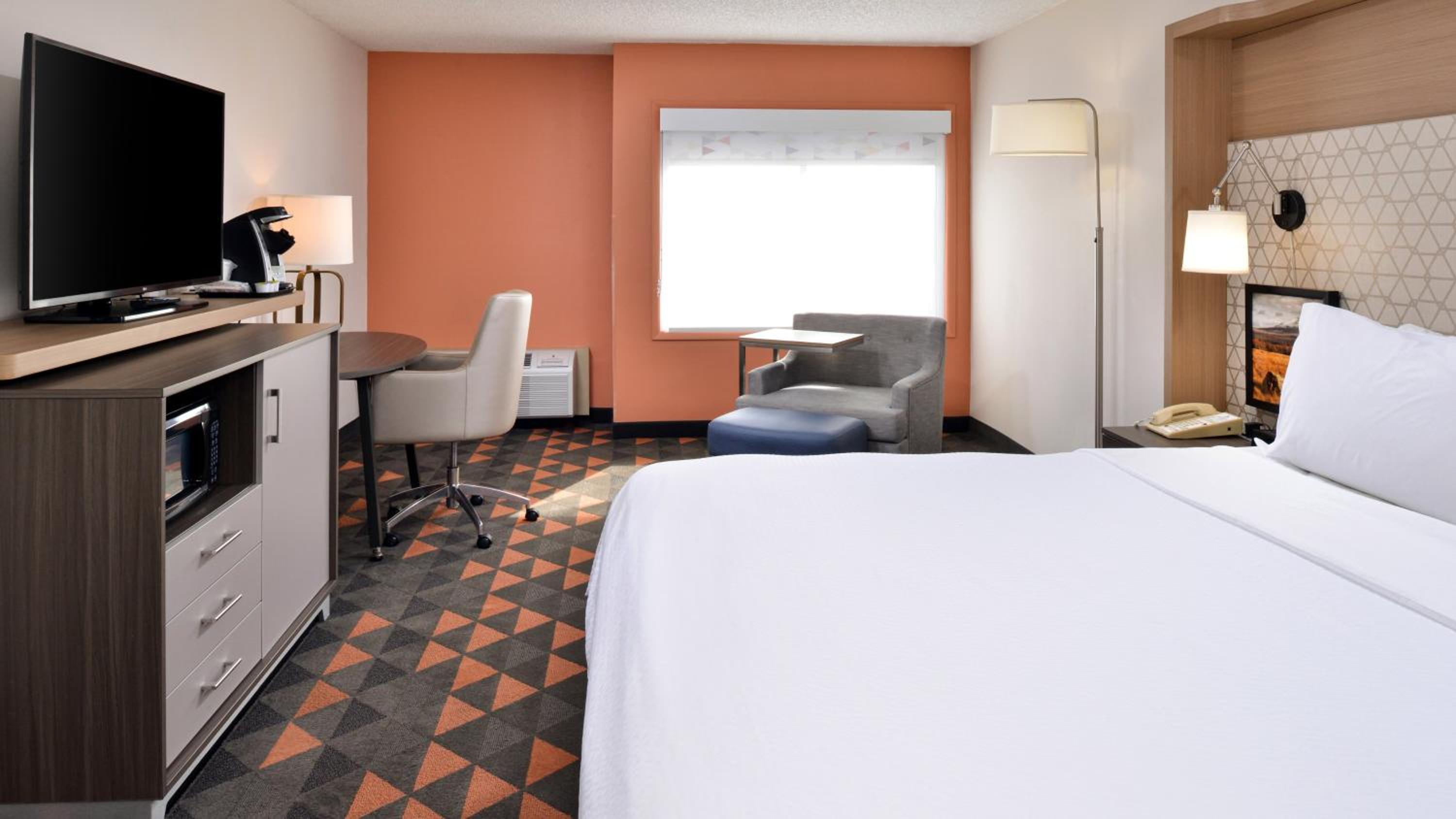 Standard King Room - Photo 10