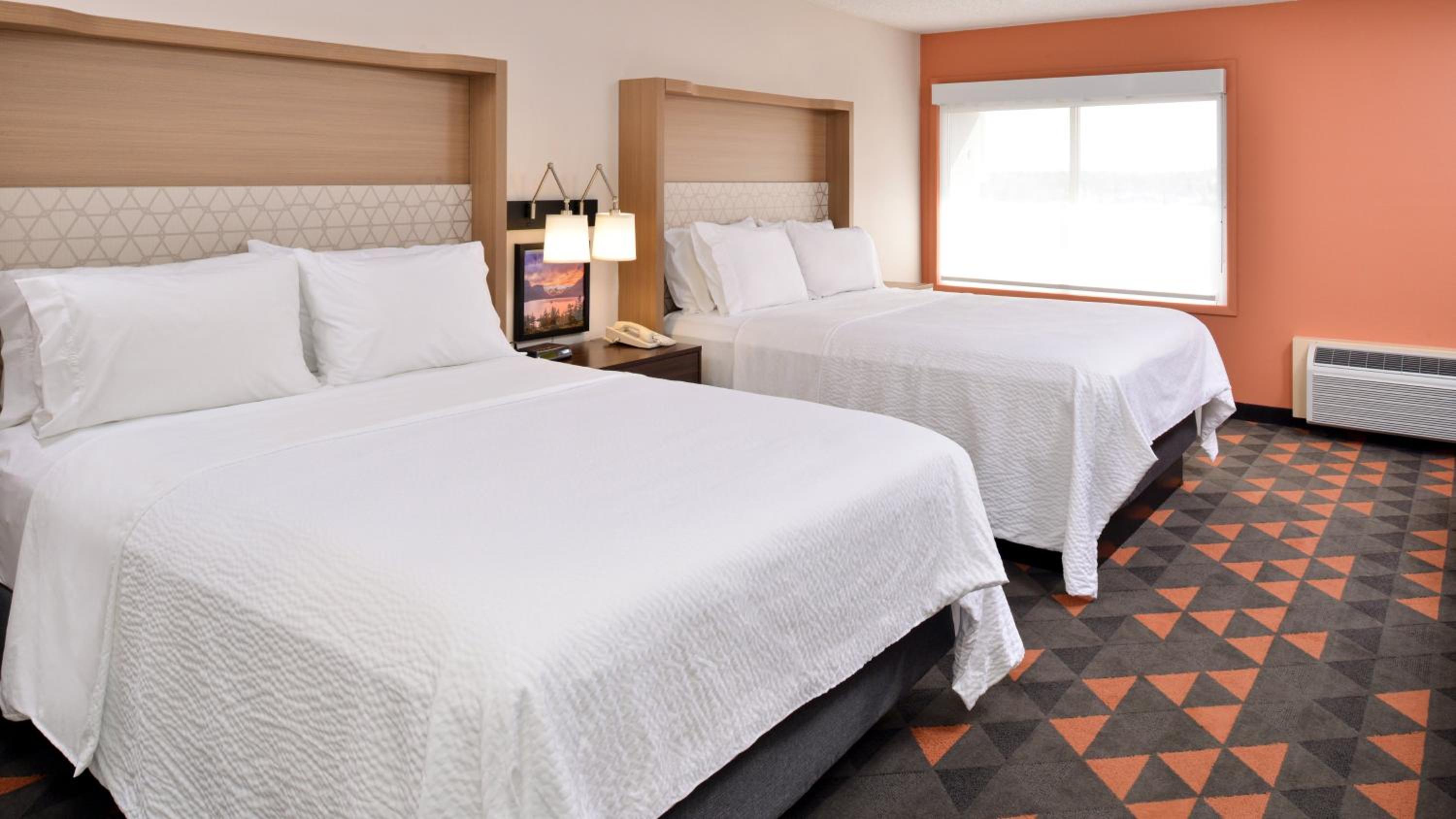 Queen Room with Two Queen Beds - Pool Side - Photo 9