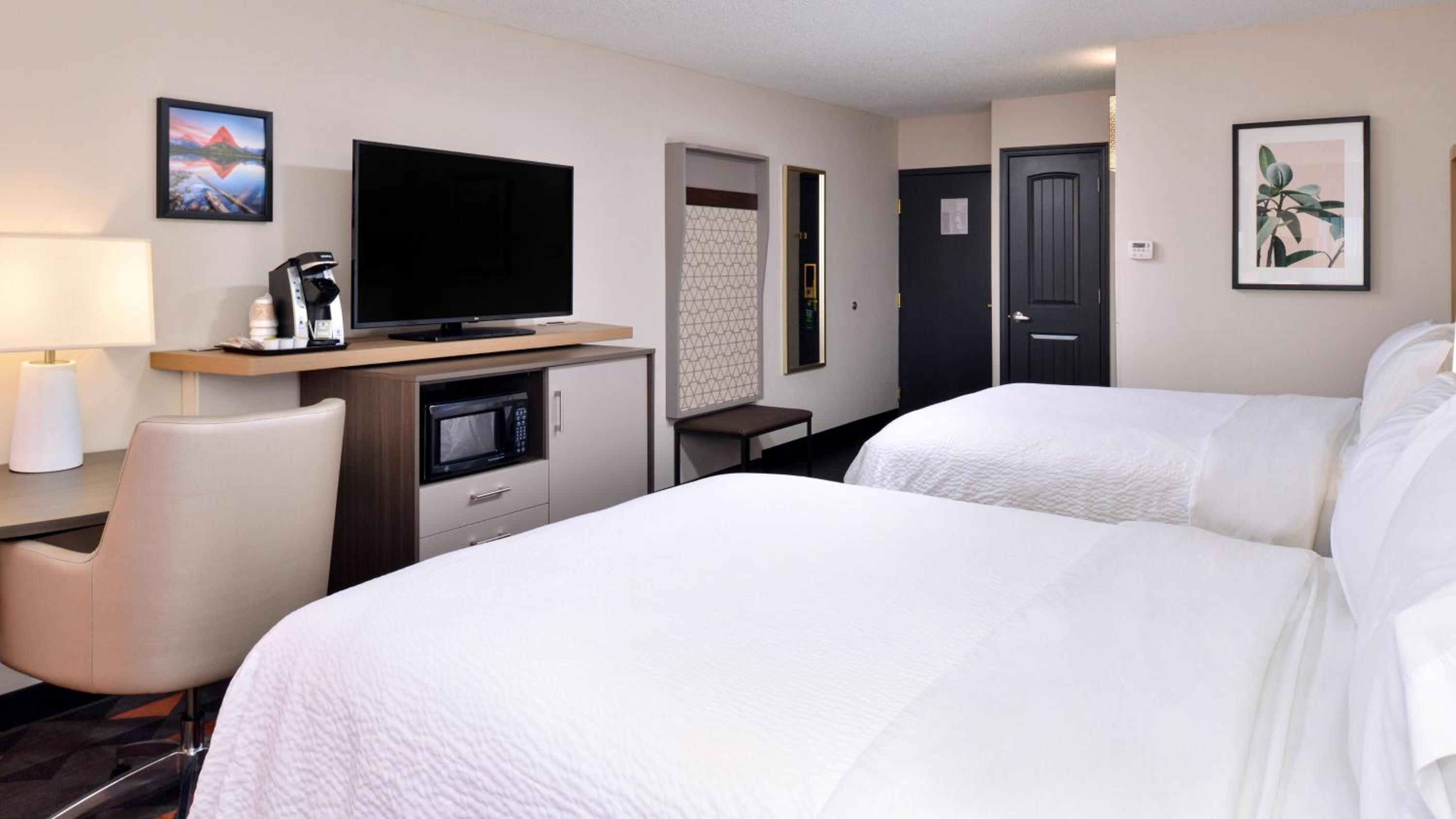 Queen Room with Two Queen Beds - Atrium View - Photo 2