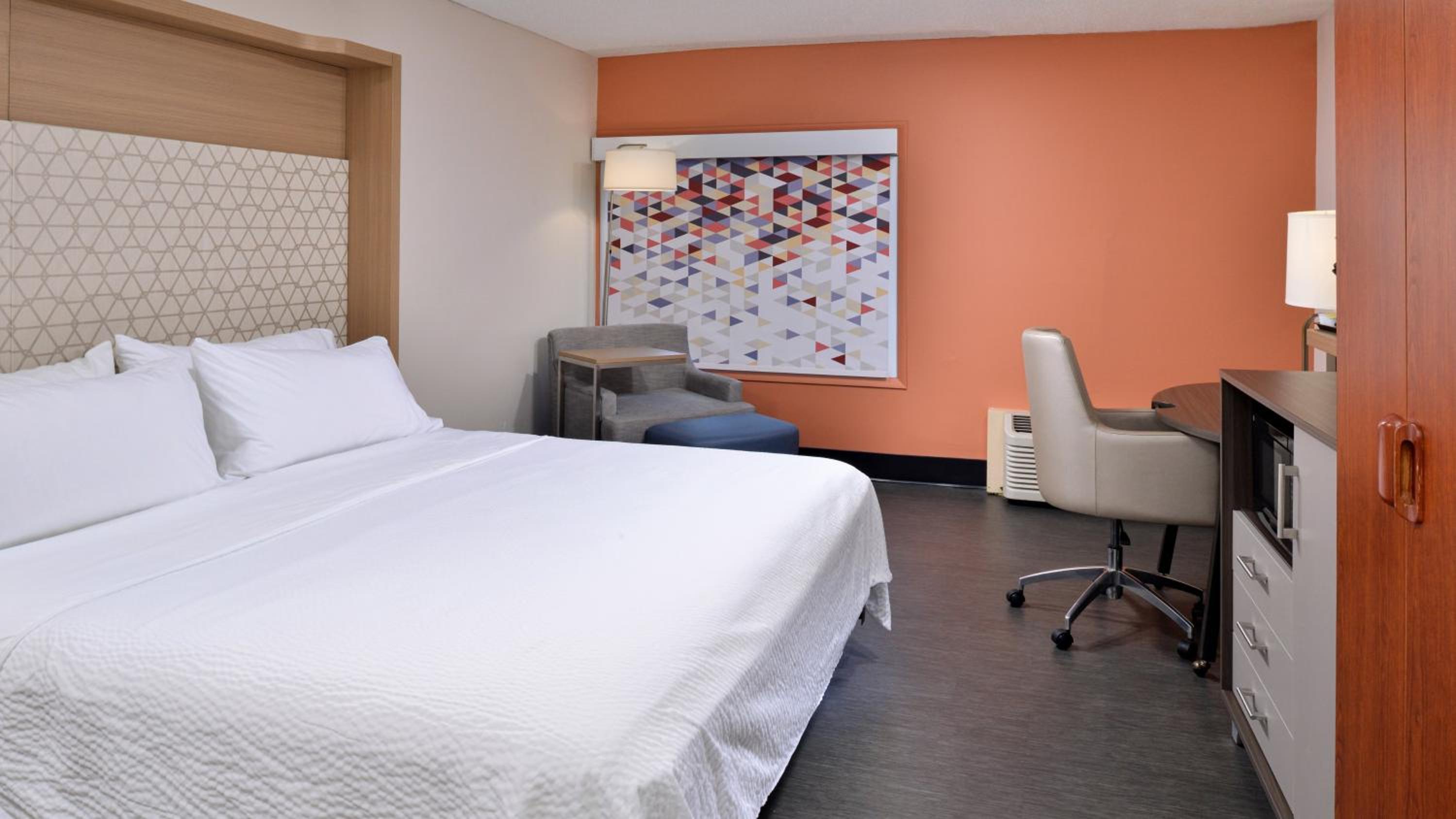 Standard King Room - Photo 12