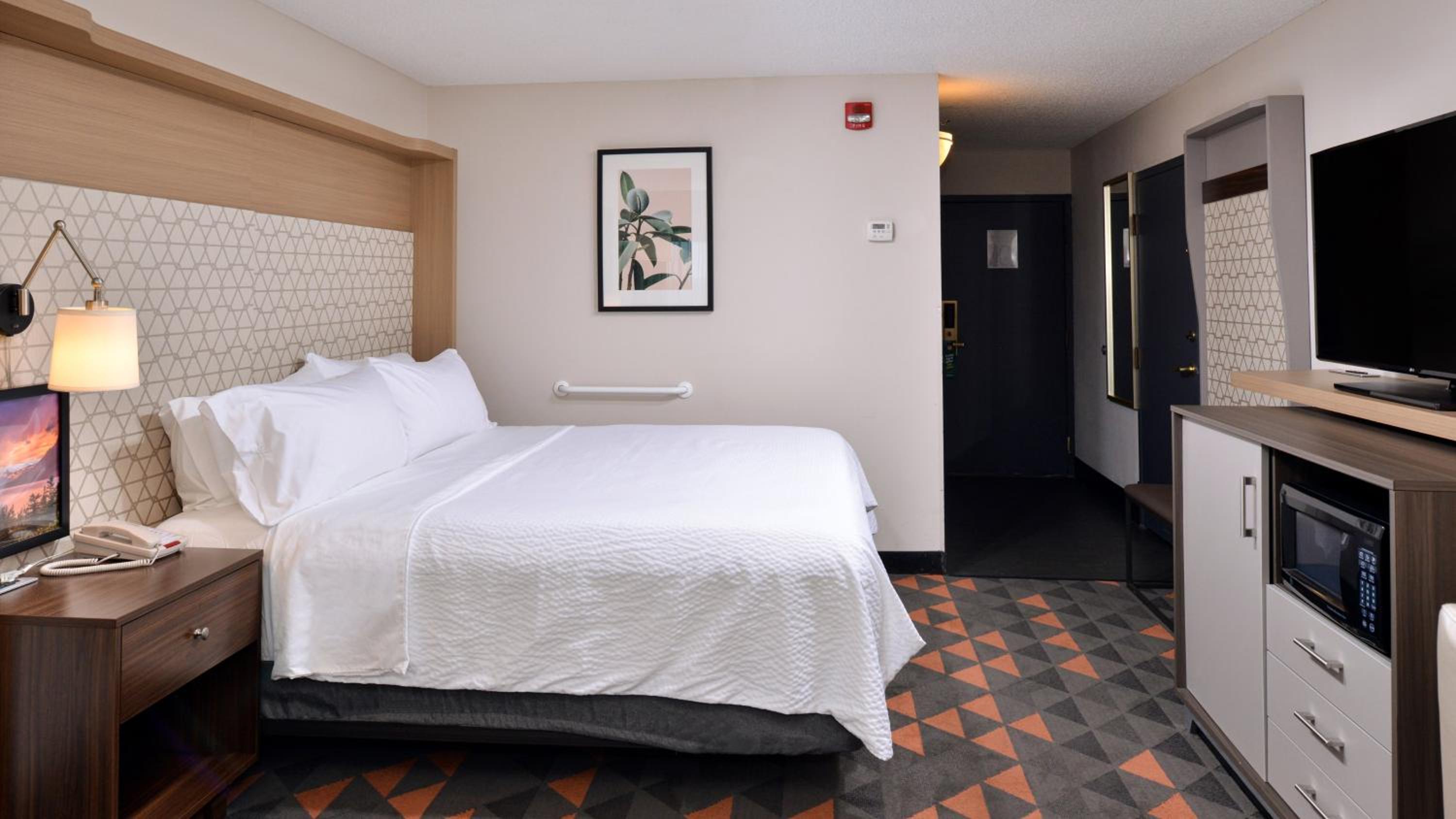 King Room - Mobility Access/Hearing Accessible - Photo 9