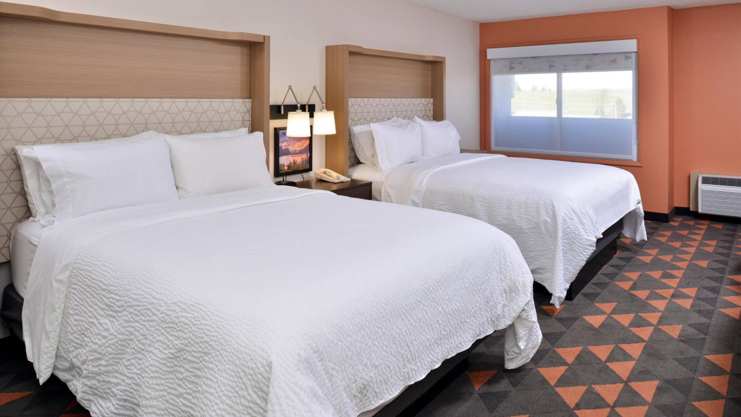 Queen Room with Two Queen Beds - Pool Side - Photo 2