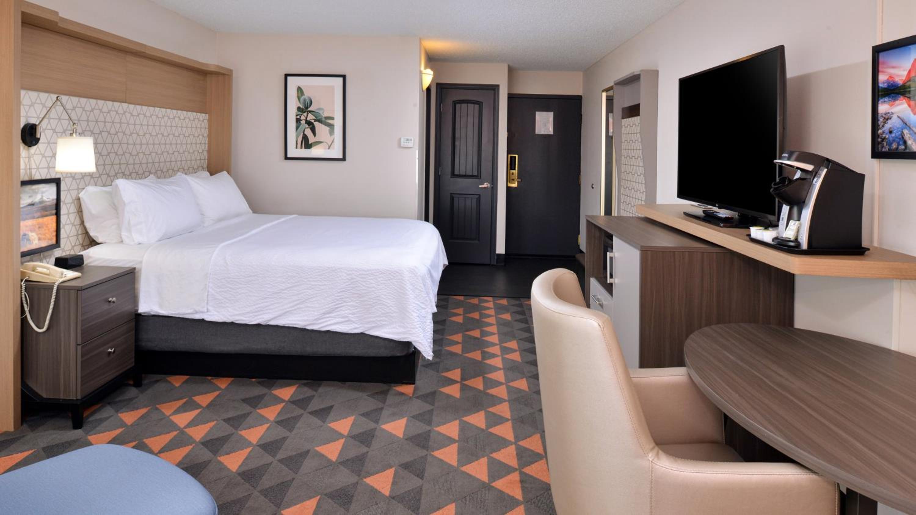 Standard King Room - Photo 11