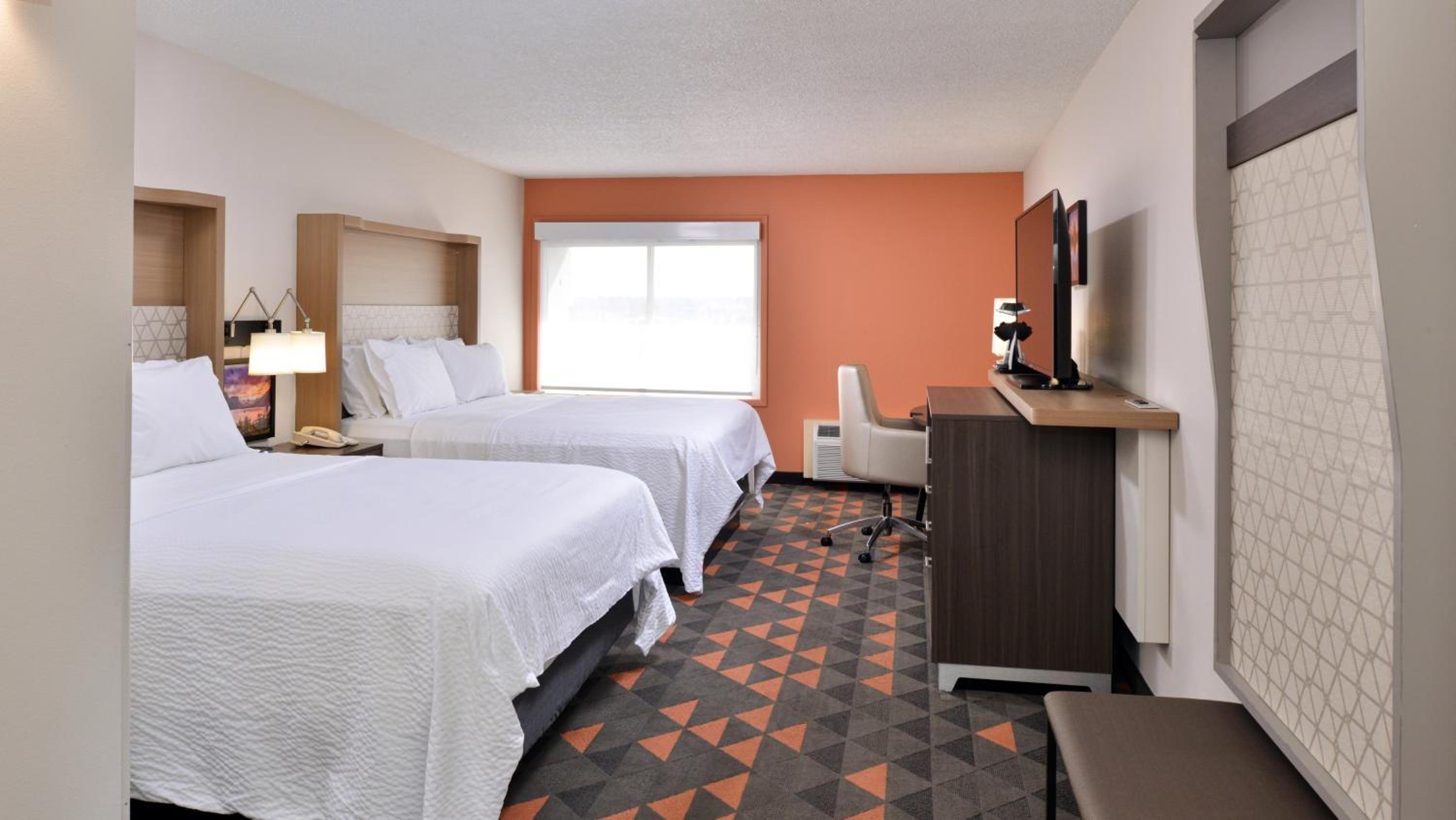 Queen Room with Two Queen Beds - Pool Side - Photo 10