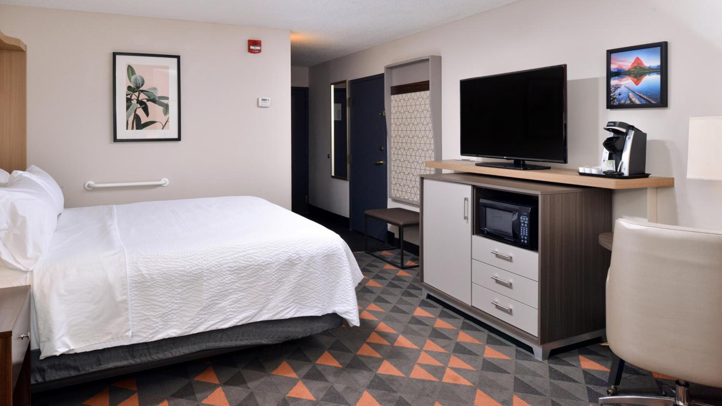 King Room - Mobility Access/Hearing Accessible - Photo 8