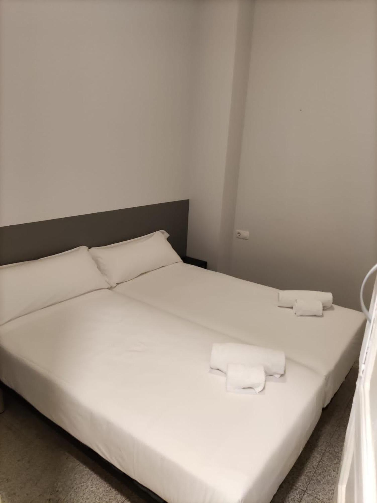 Habitación Doble Económica con Baño Compartido