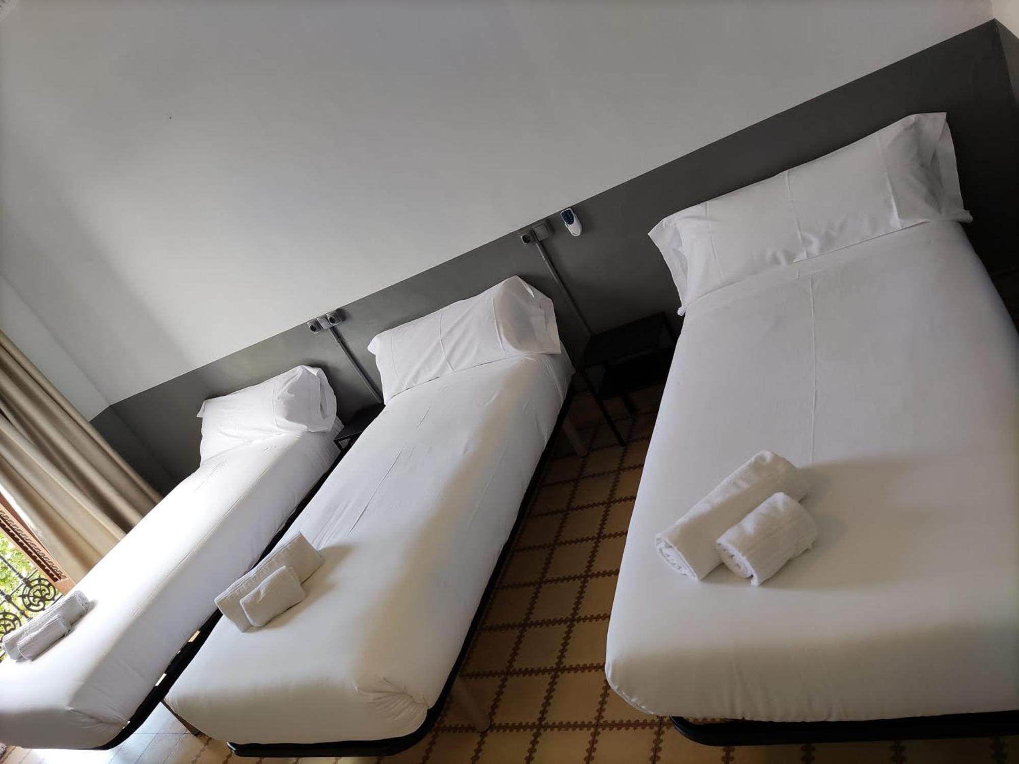 Budget Triple Room with Shared Bathroom photo 3