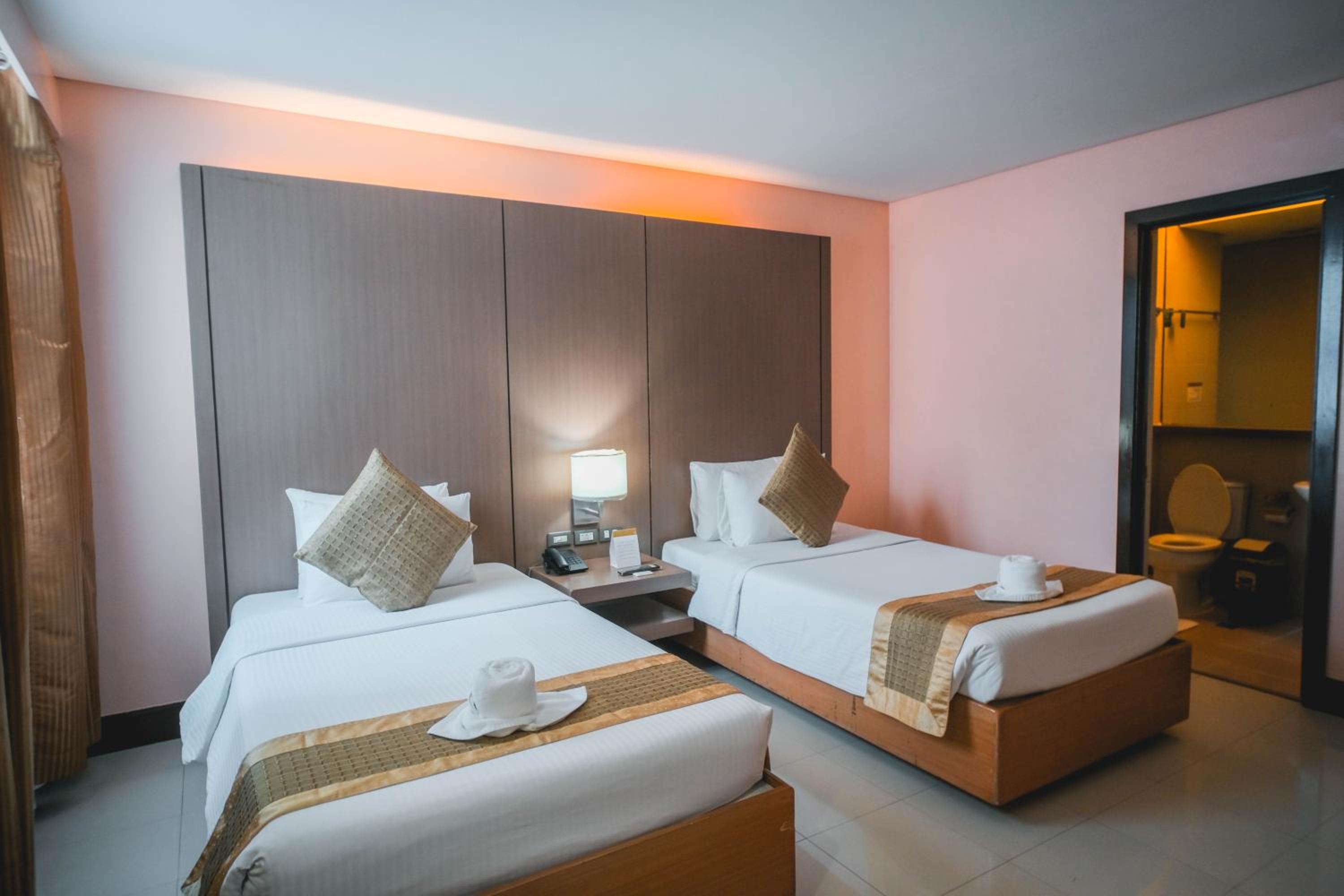Majestic Twin Room - Photo 5