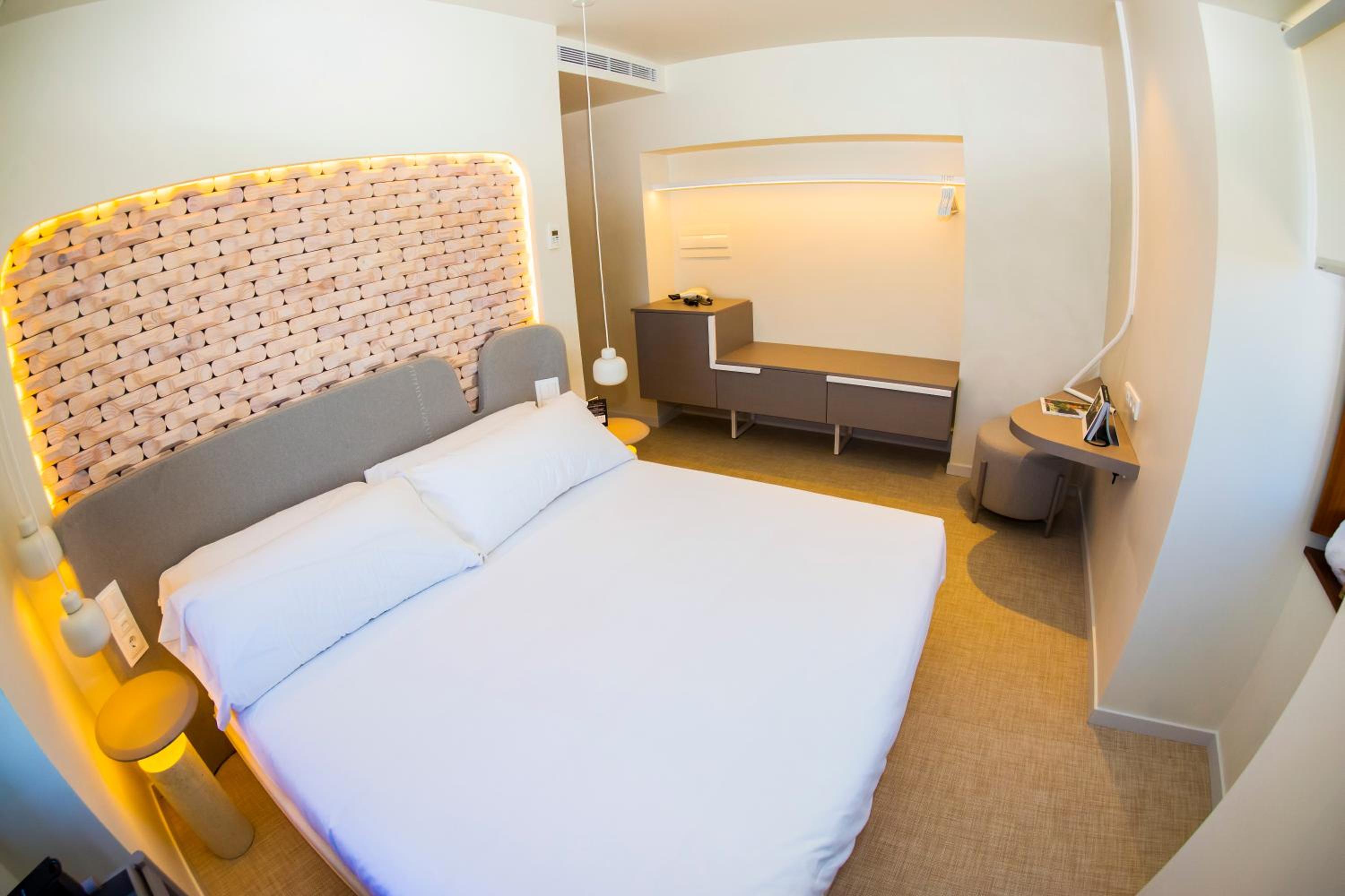 Deluxe Double Room - Photo 11