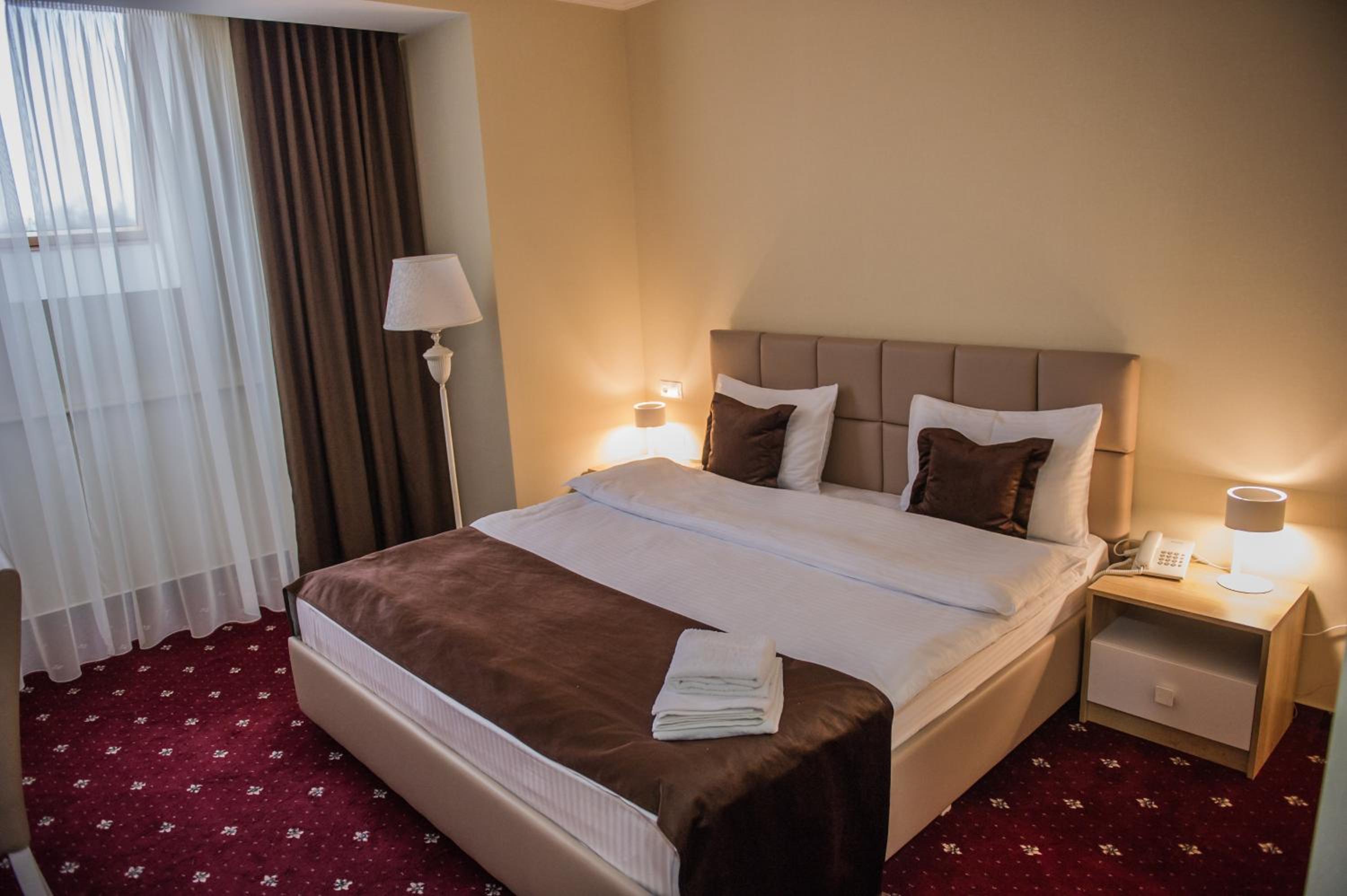 Standard King Room - Photo 9
