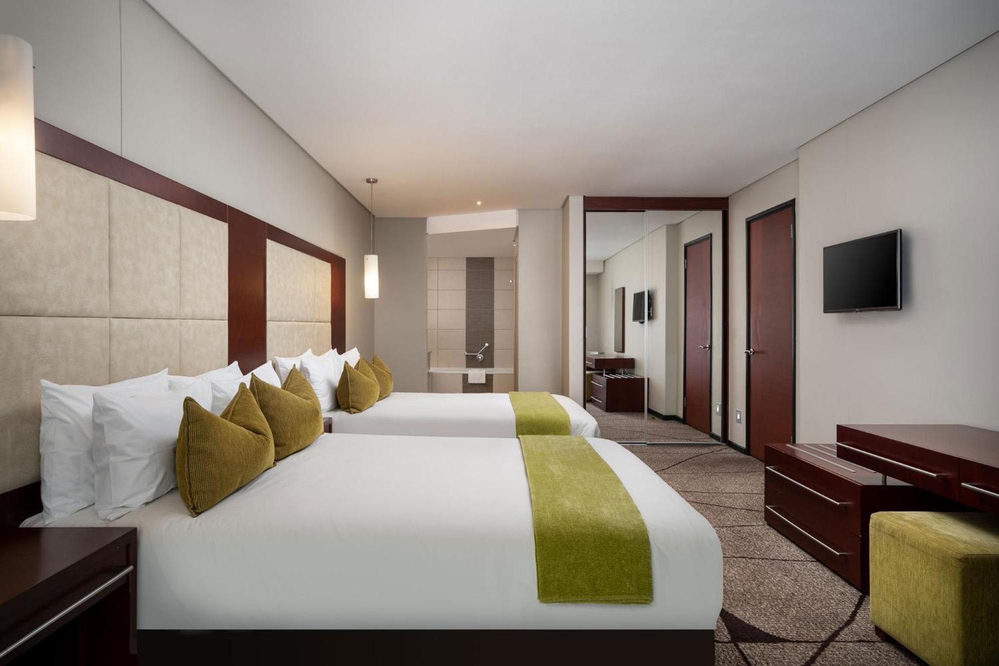 Executive Suite with Two Double Beds - Photo 2