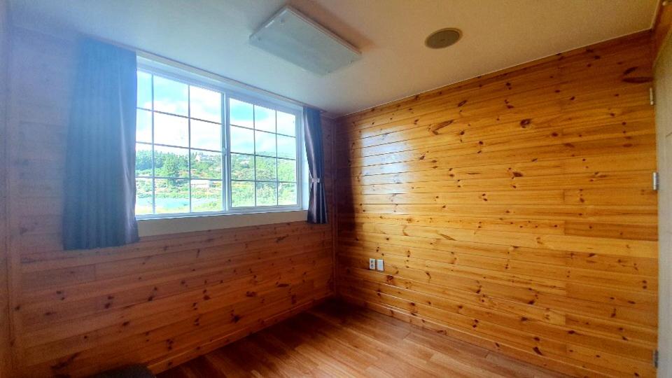 Family Room - Photo 5