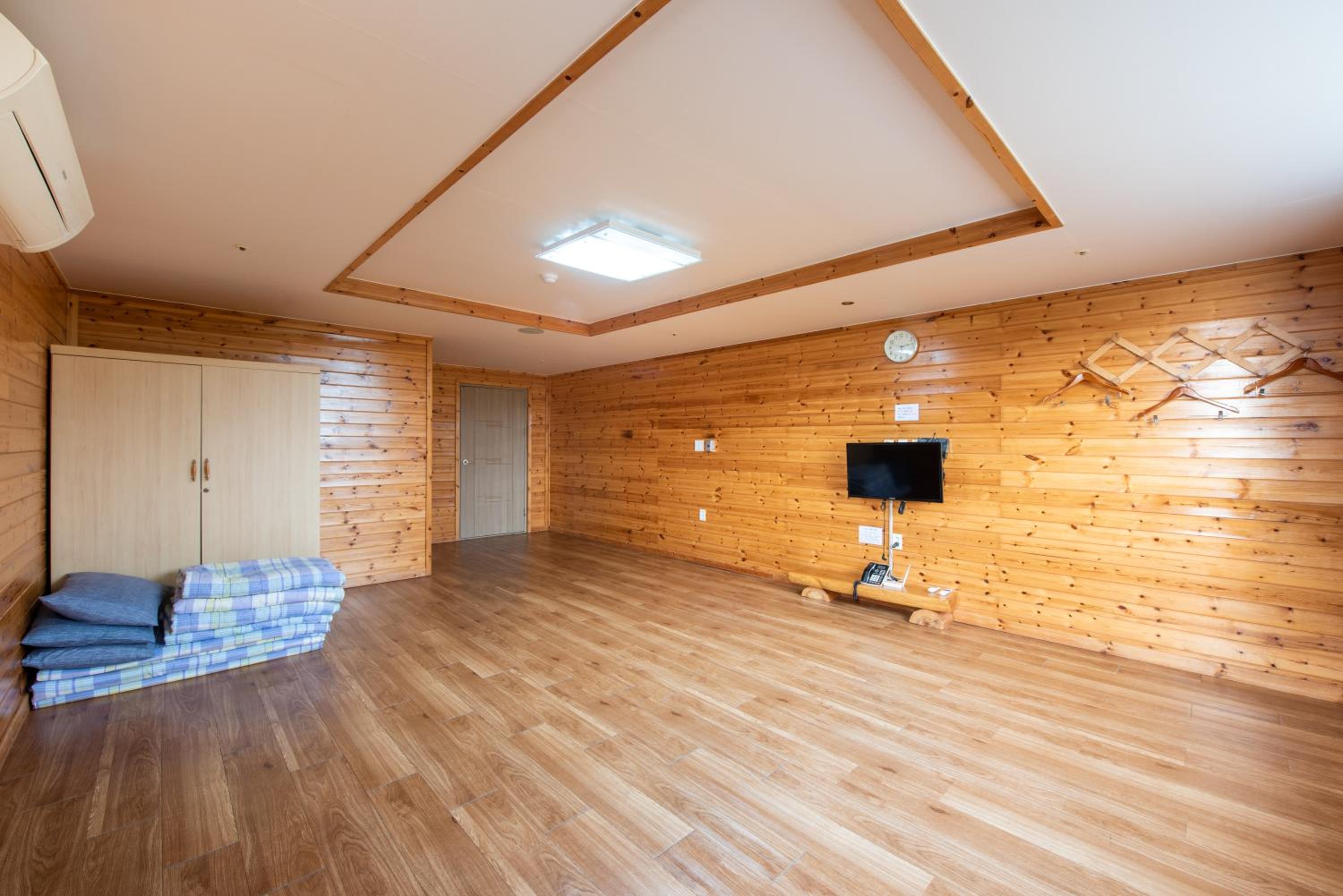 Superior Family Room - Photo 4