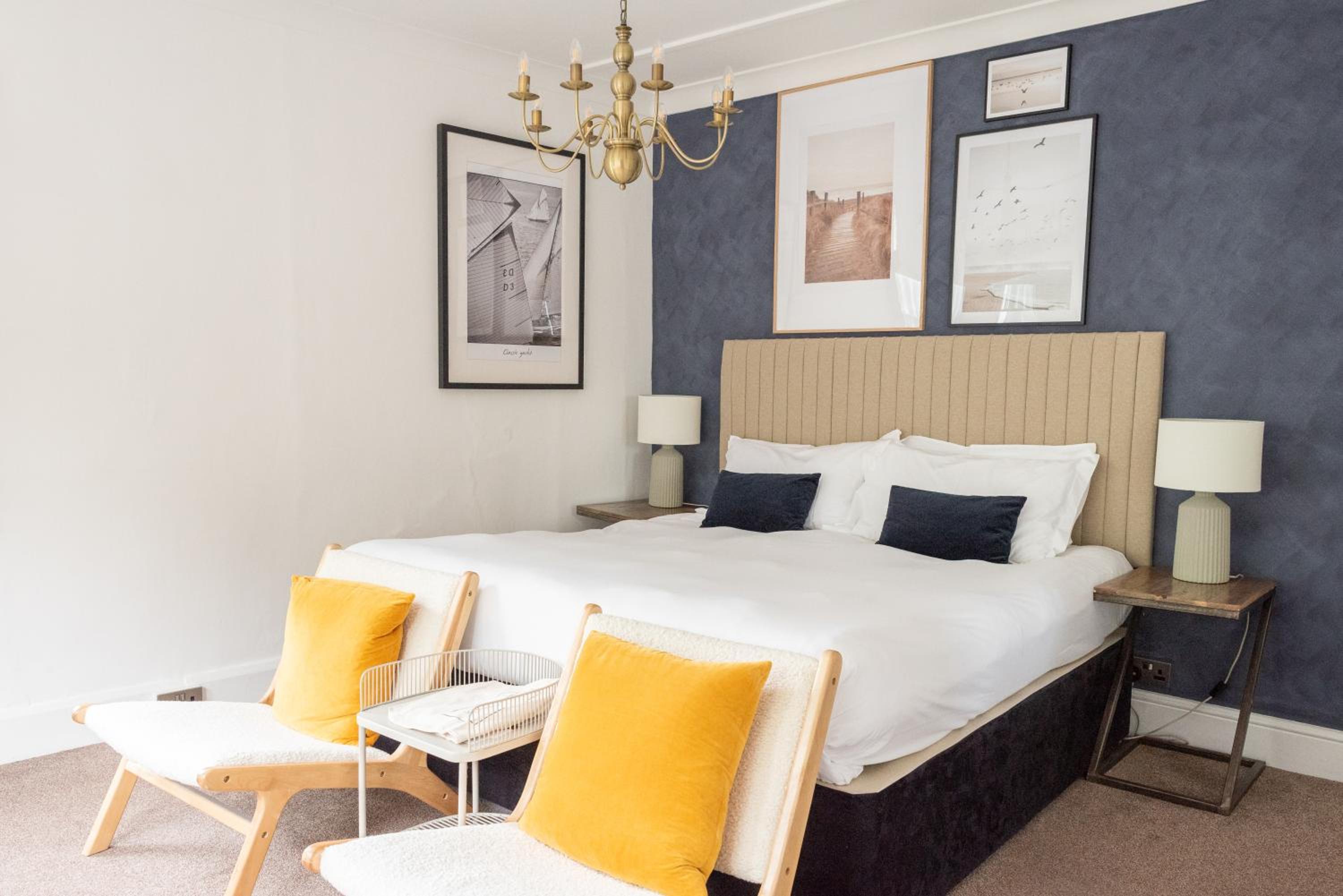 Large Double Room - Photo 5