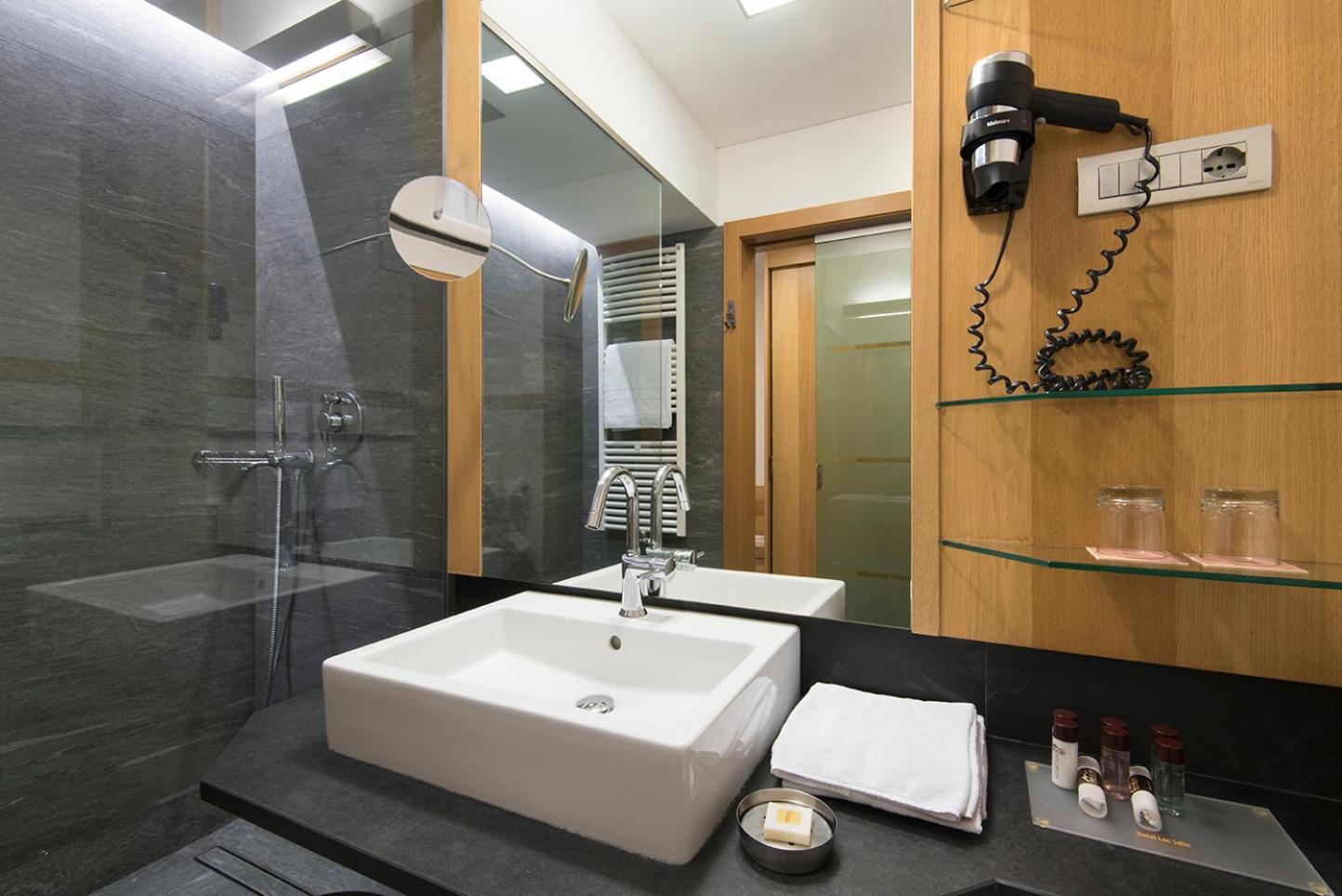 Double Room with Mountain View - Photo 18