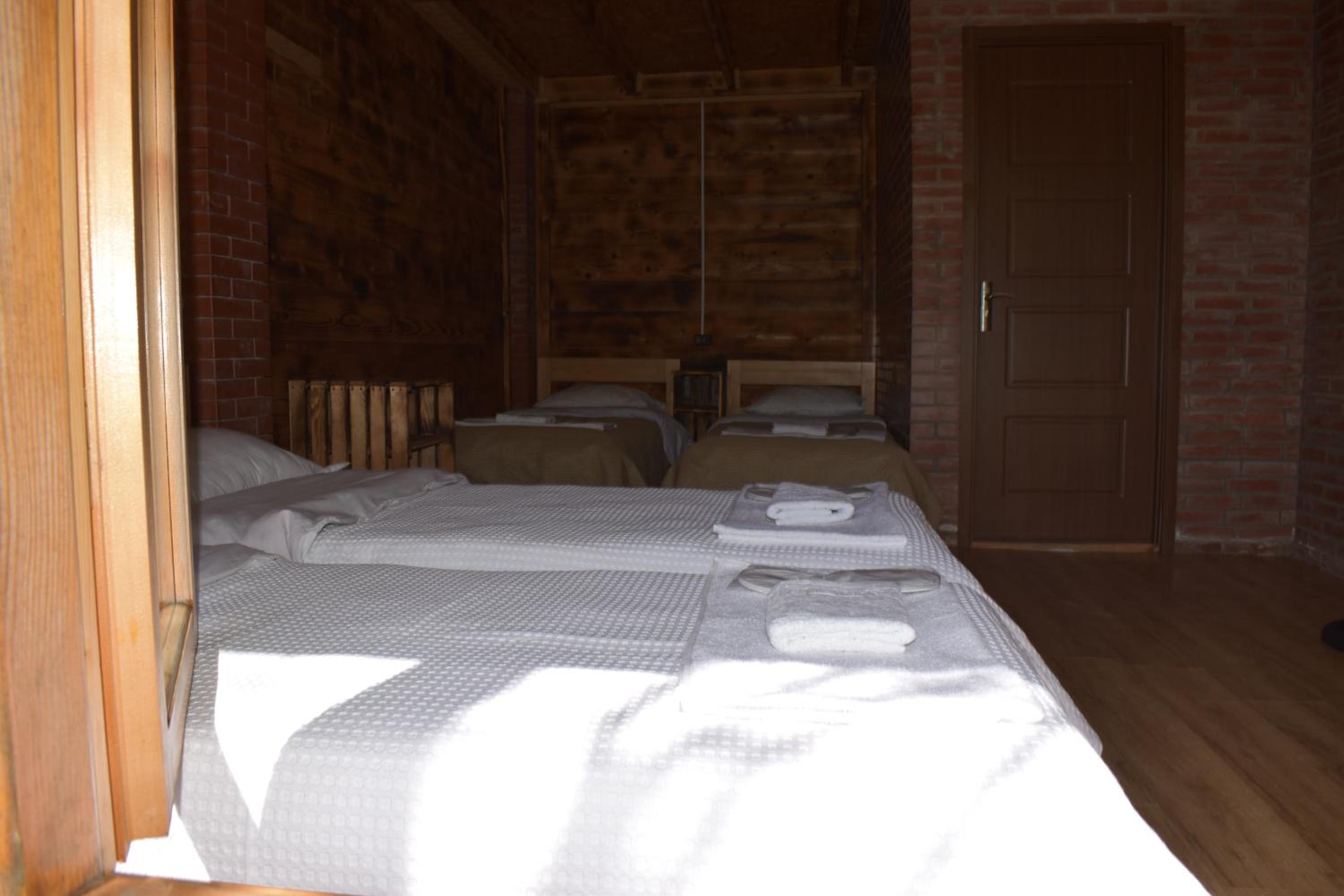 Quadruple Room with Private Bathroom - Photo 4