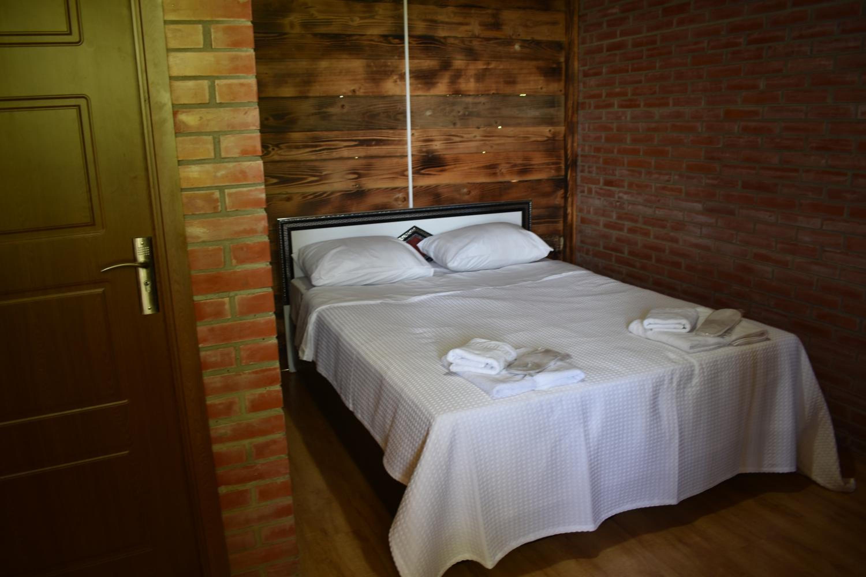 Double Room with Private Bathroom - Photo 12
