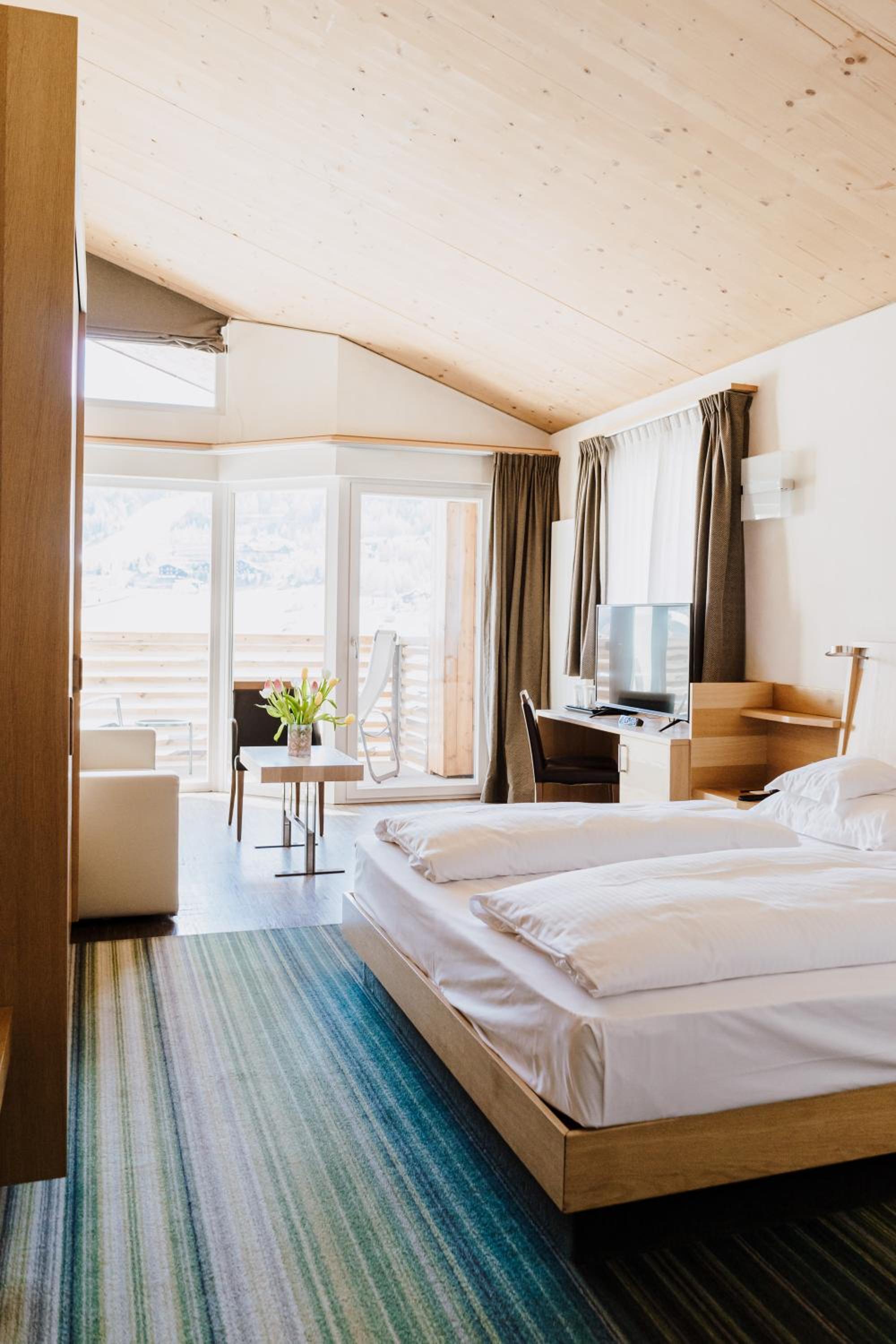 Deluxe Double Room with Balcony photo 3