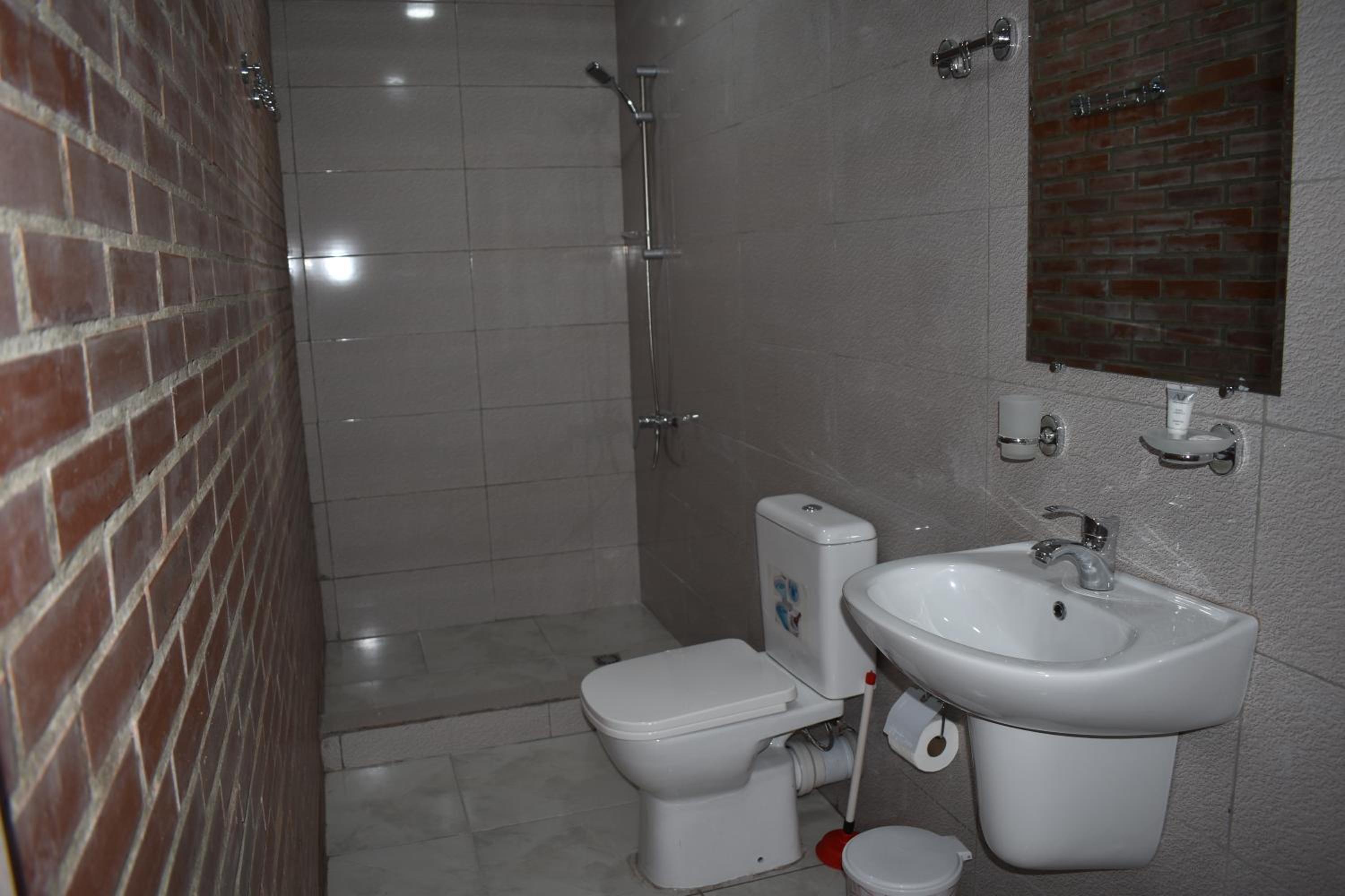 Triple Room with Private Bathroom - Photo 3