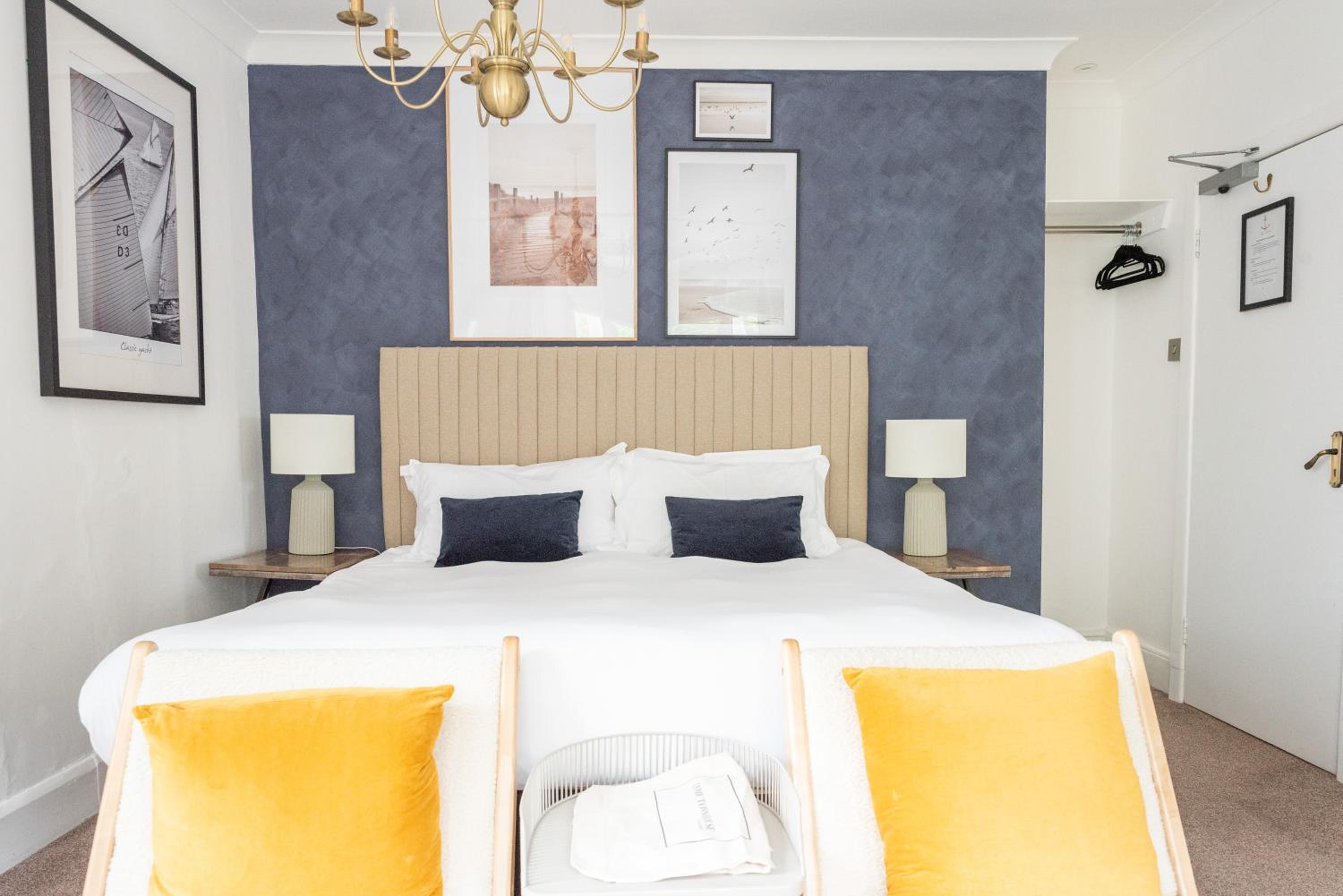 Large Double Room - Photo 1