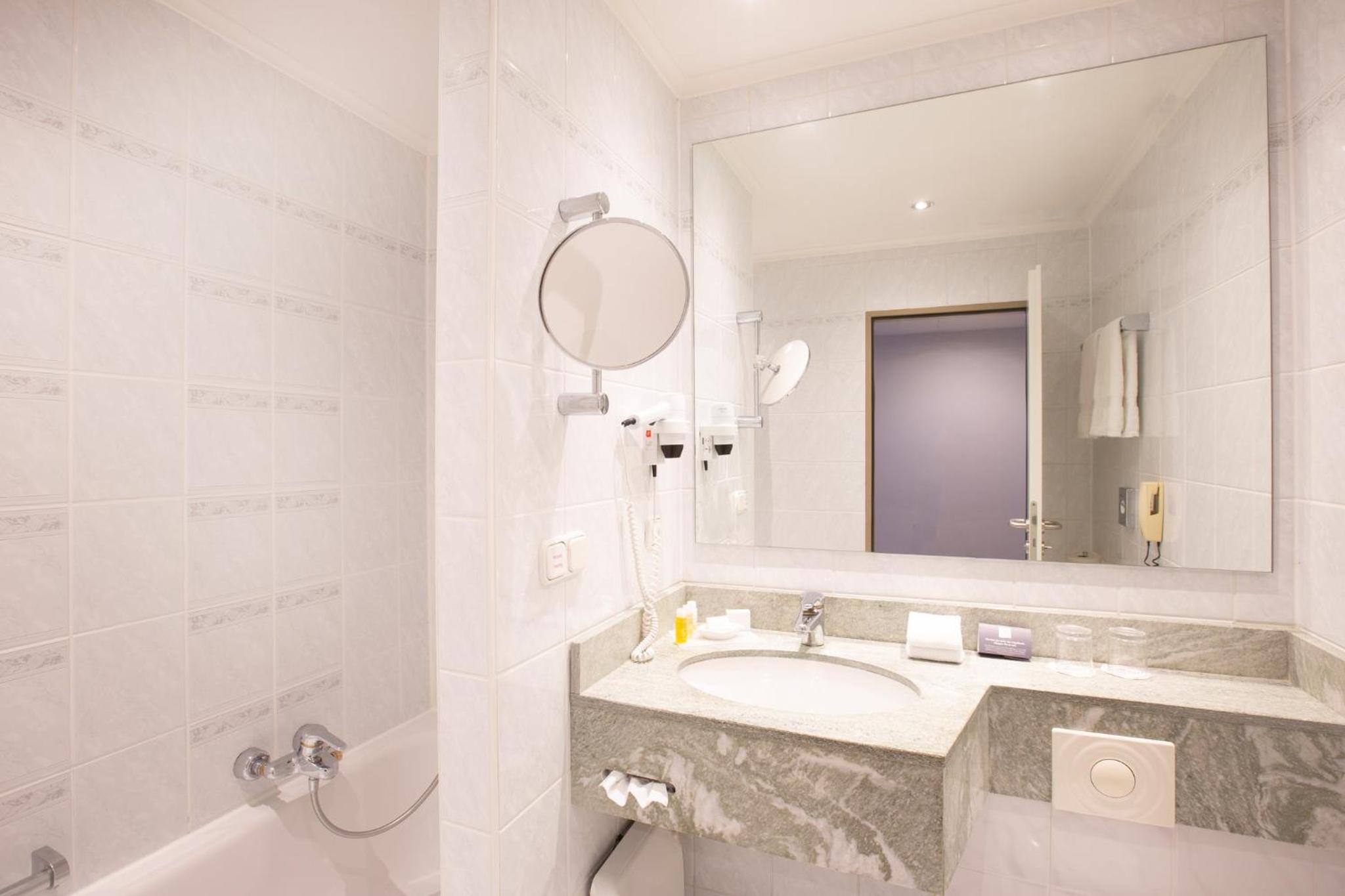 Standard Queen Room with Balcony and Mini-bar - Photo 3