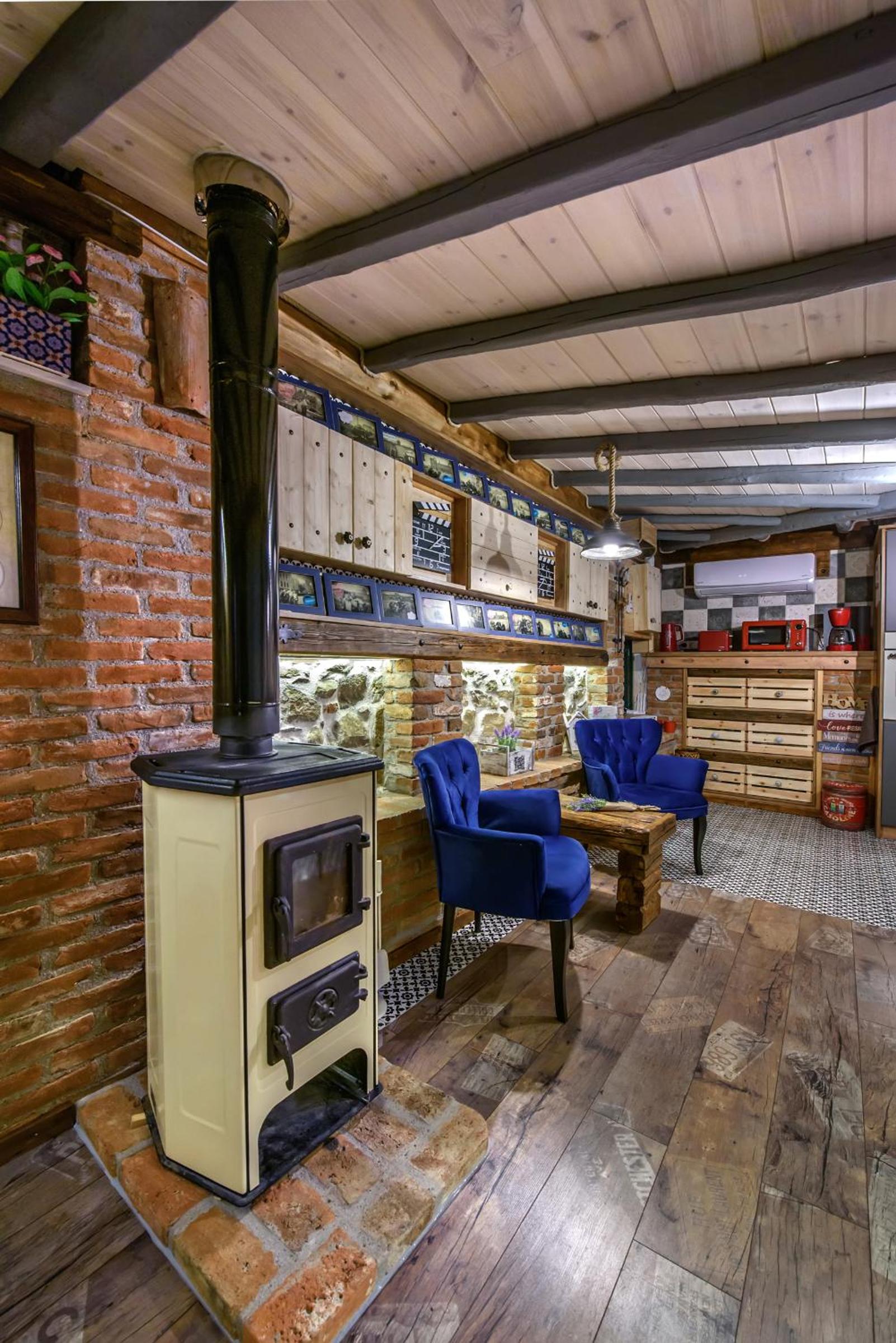 Family Room with Garden View - Photo 25