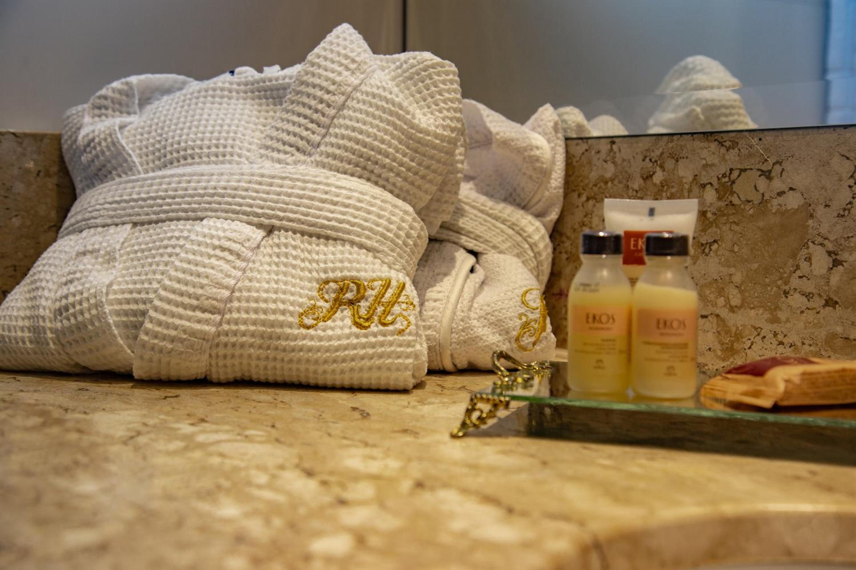 Queen Suite with Spa Bath thumbnail 6