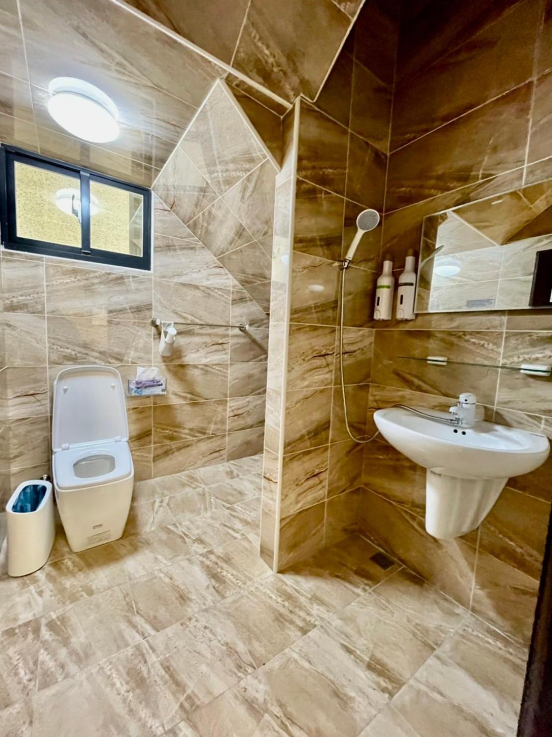 Quadruple Room with Shared Bathroom photo 2