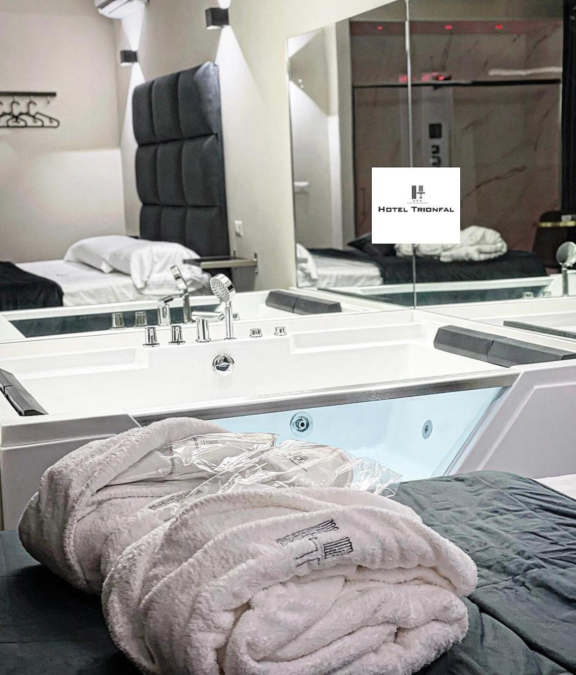 Suite with Hot Tub - Photo 5