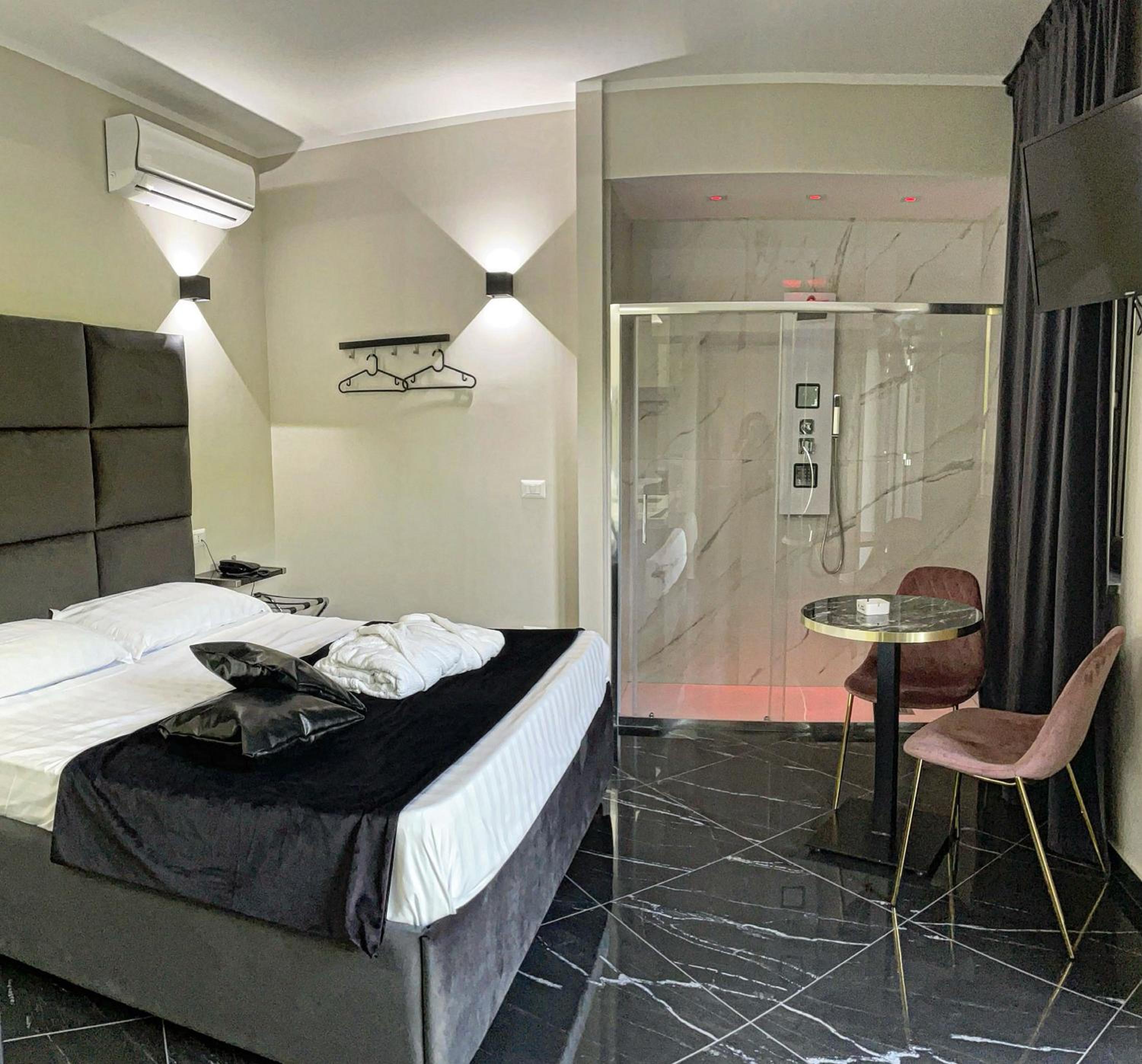Suite with Hot Tub - Photo 4