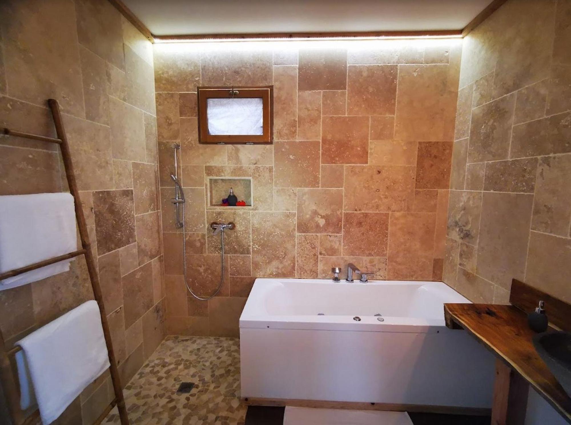 King Room with Balcony - Photo 7