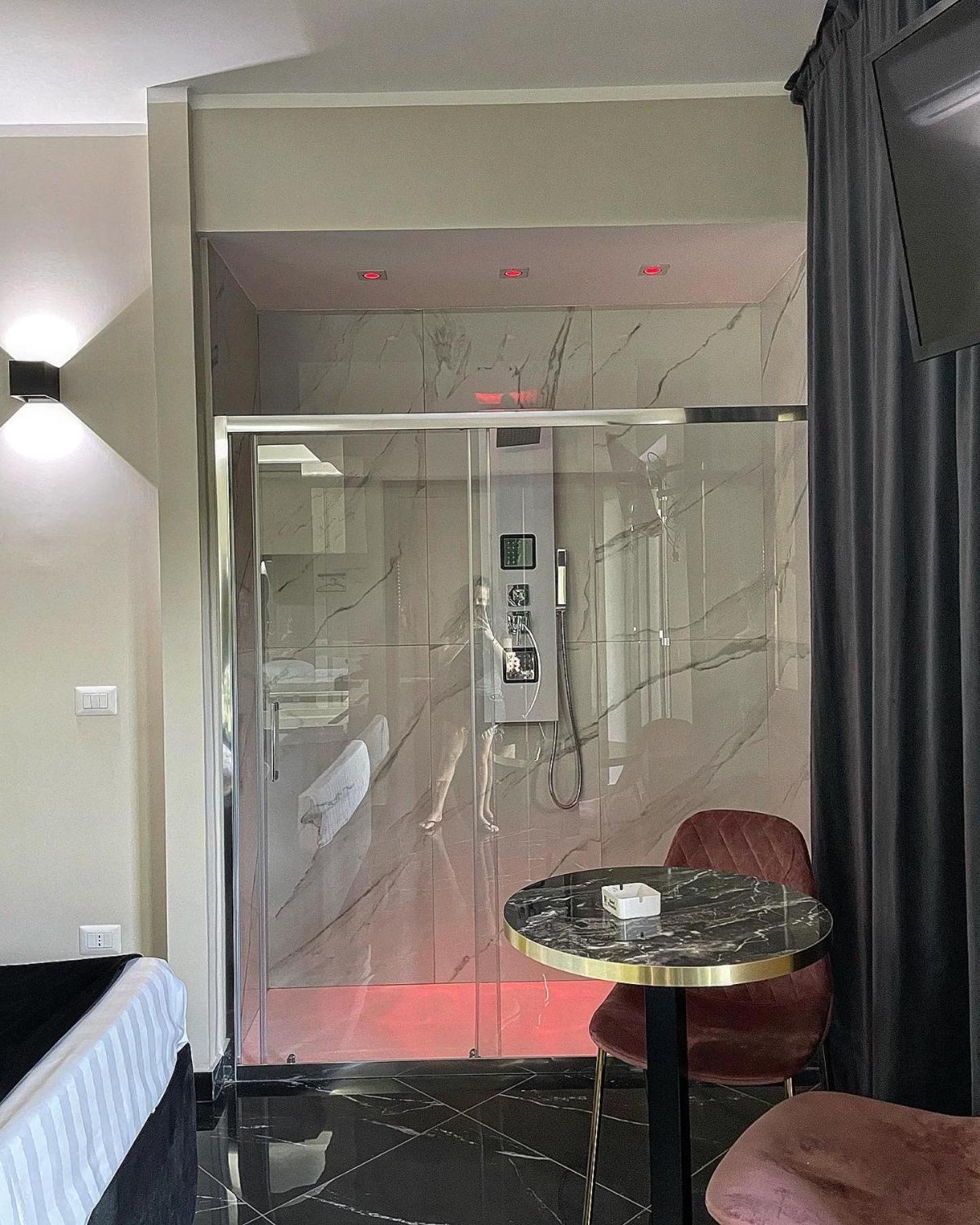 Suite with Hot Tub - Photo 6