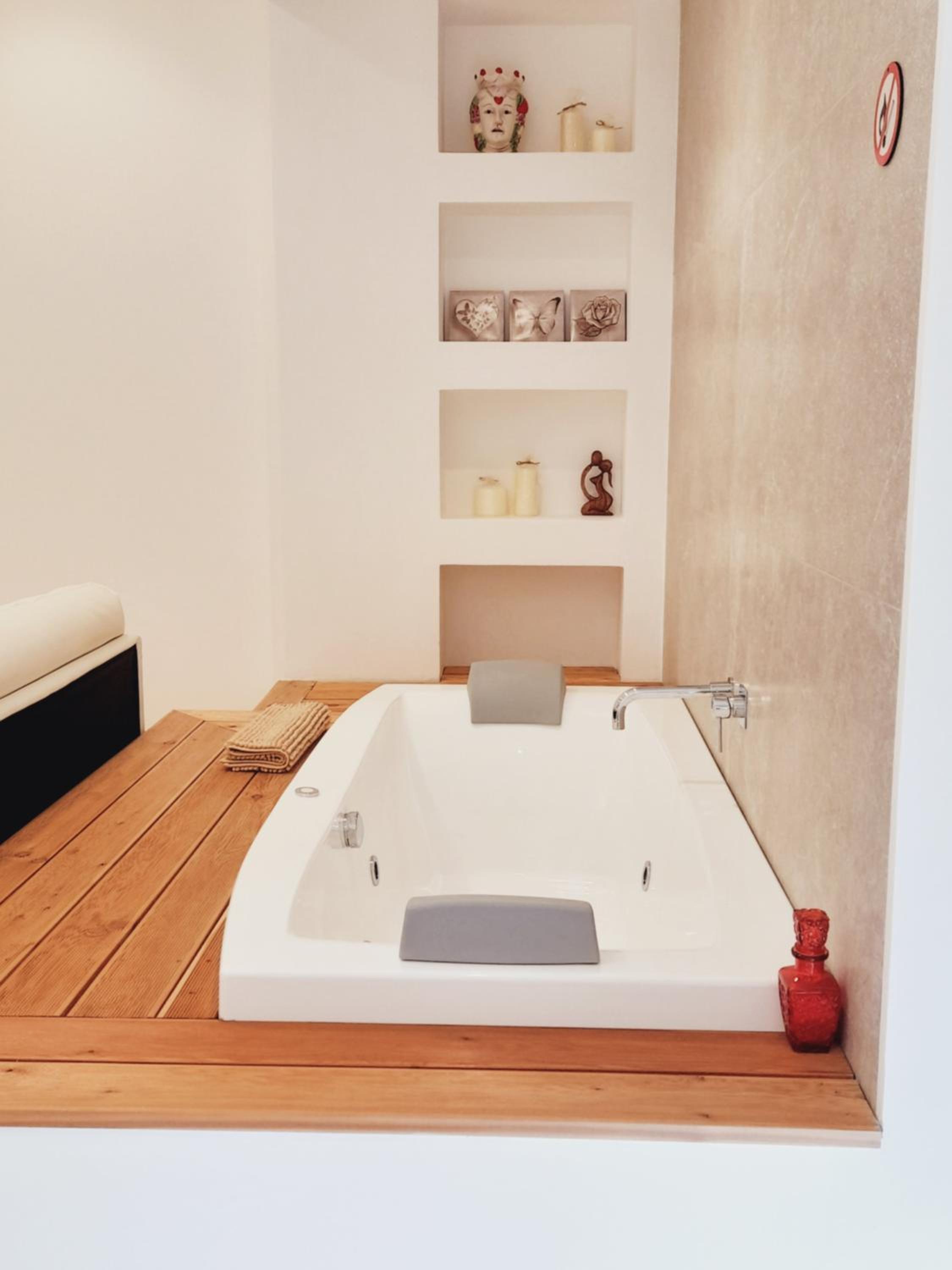 Double Room with Spa Bath - Photo 2