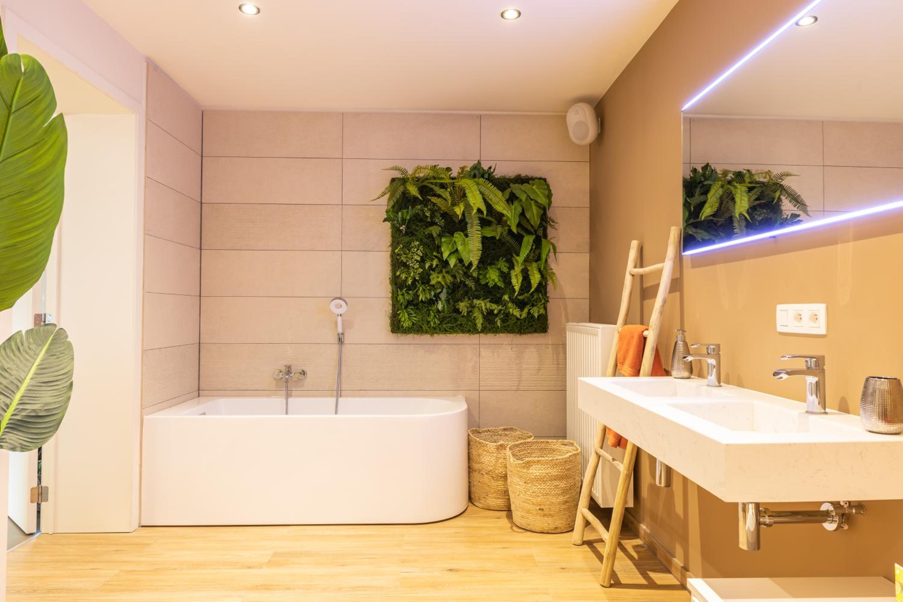 Suite with Spa Access - Photo 19