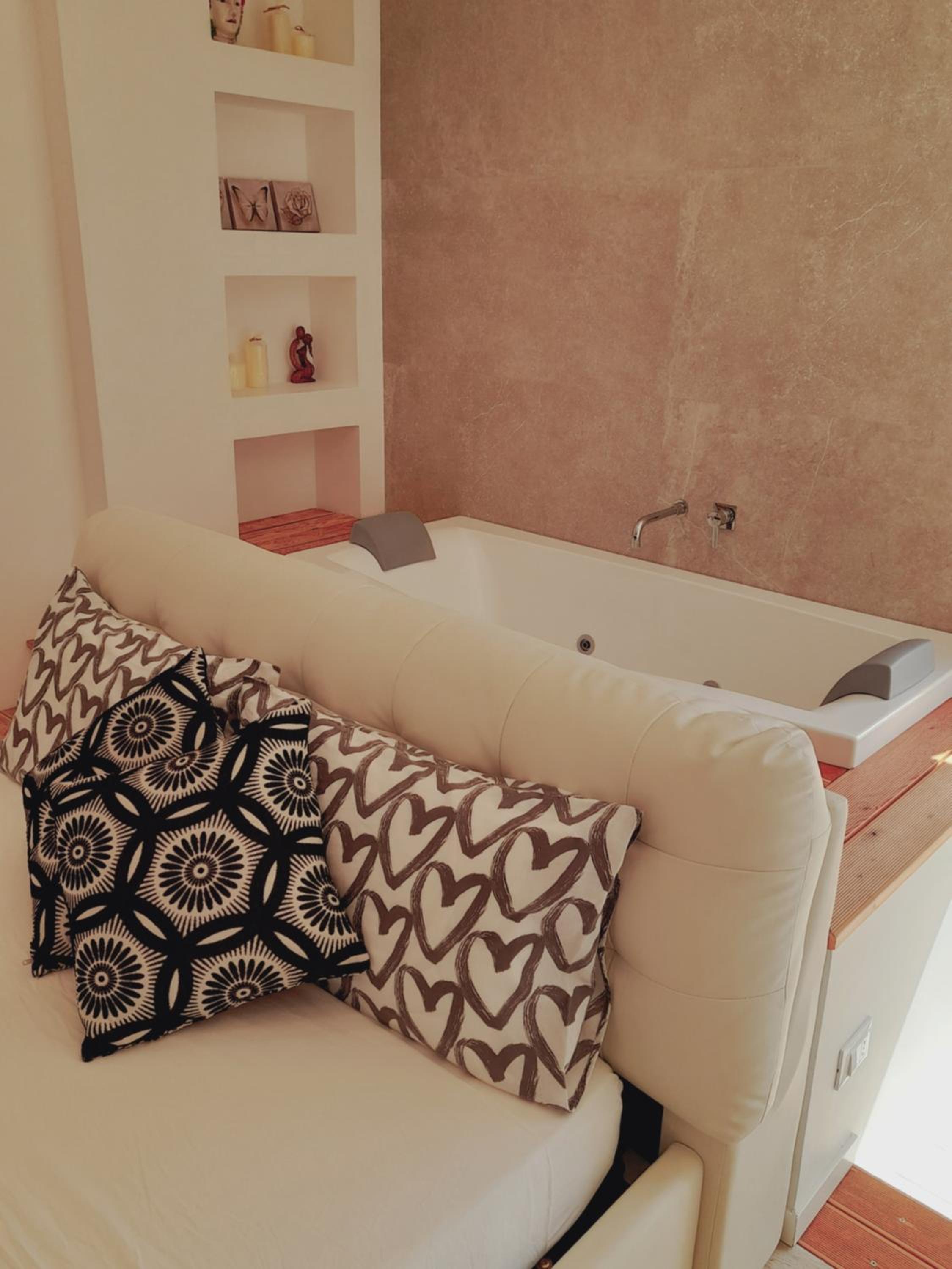 Double Room with Spa Bath - Photo 48