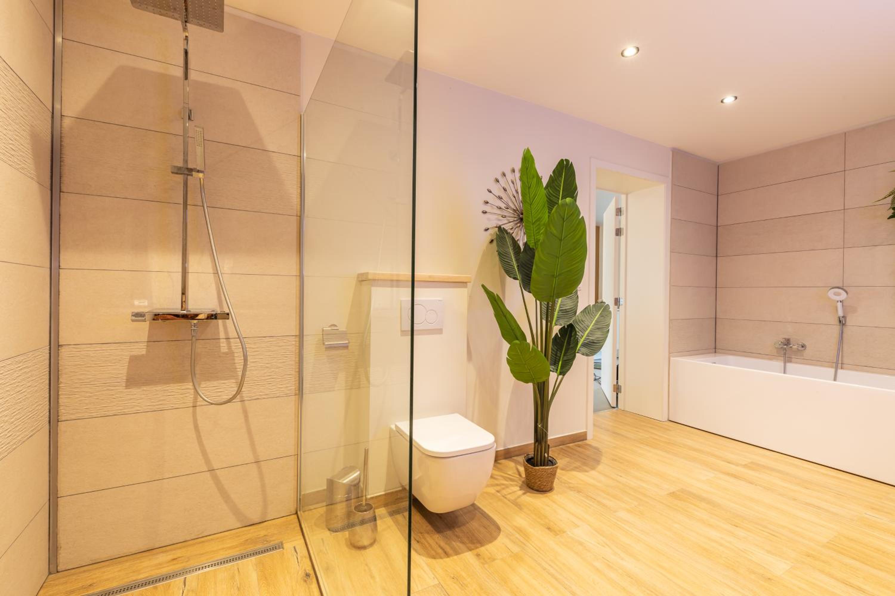 Suite with Spa Access - Photo 20