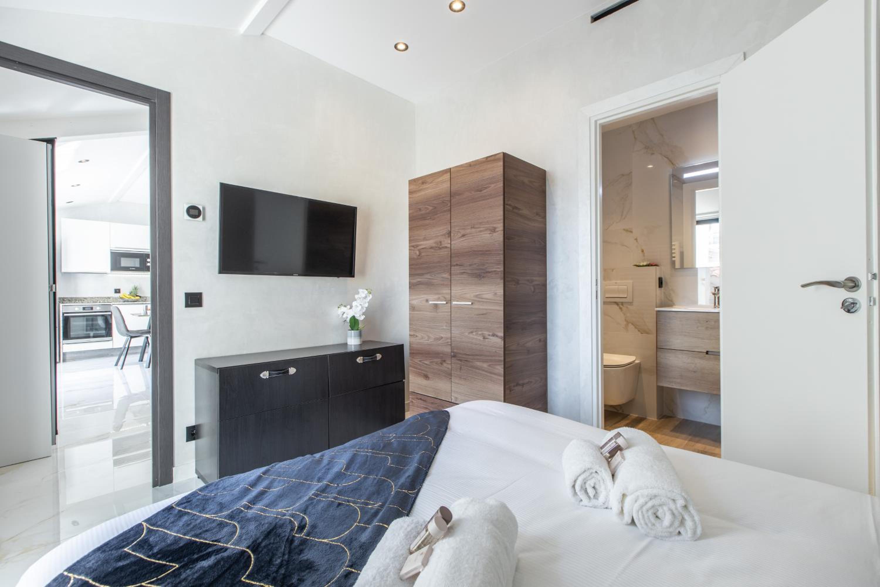 DIAMANT - Four-Bedroom Apartment with Terrace and Jacuzzi - Photo 4