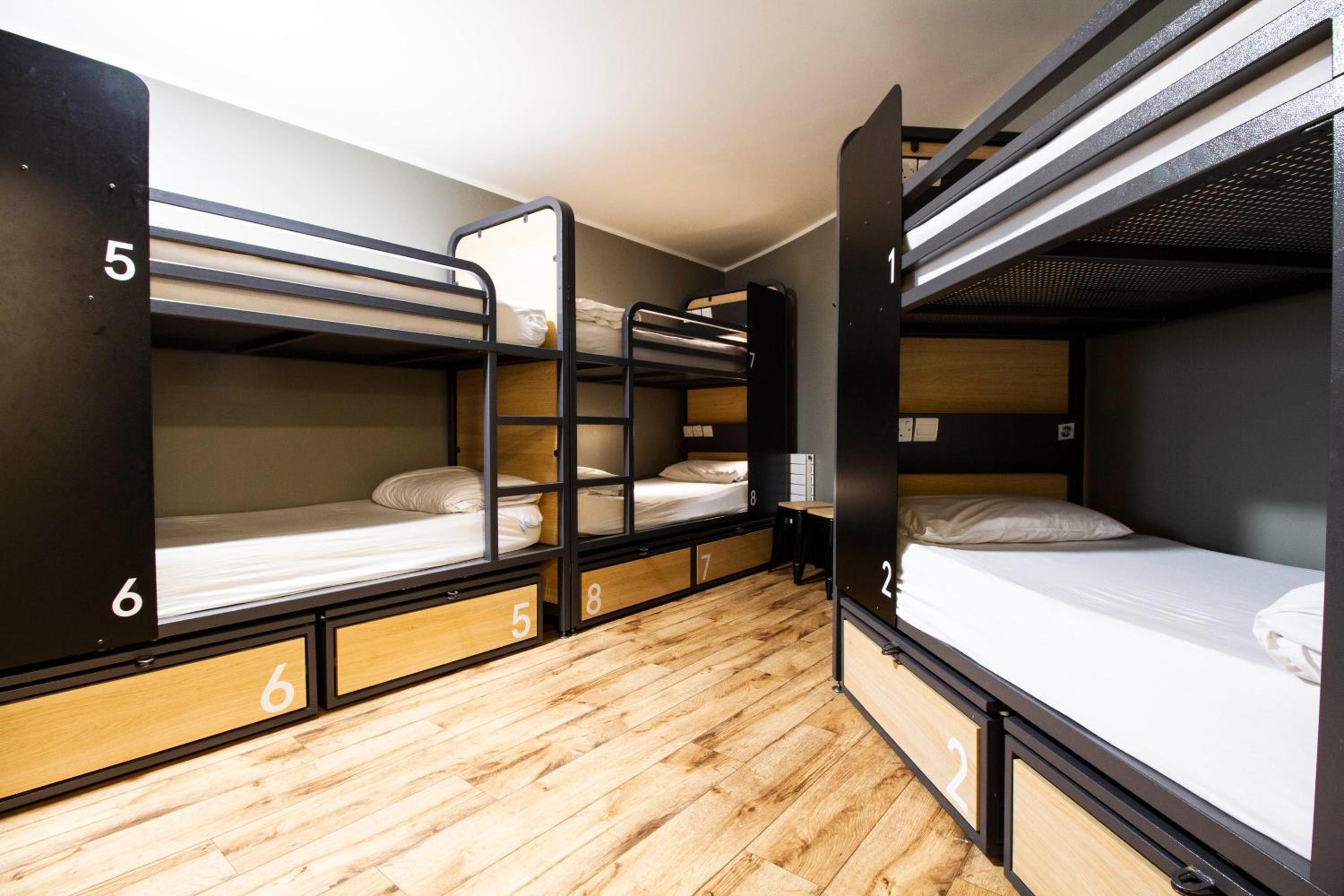 Private 8-bed Room - Ensuite photo 2