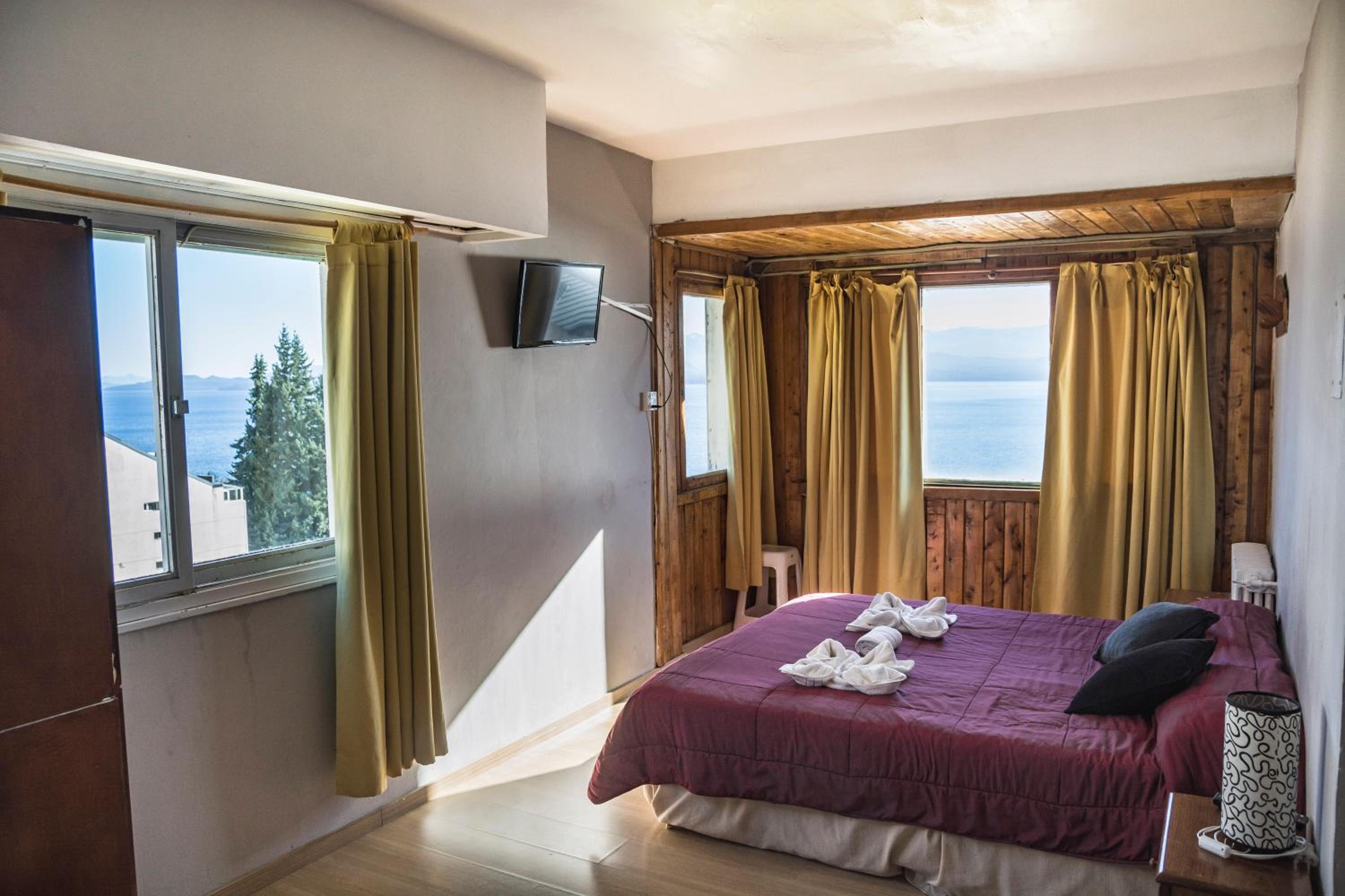 Family Room with Lake View photo 1