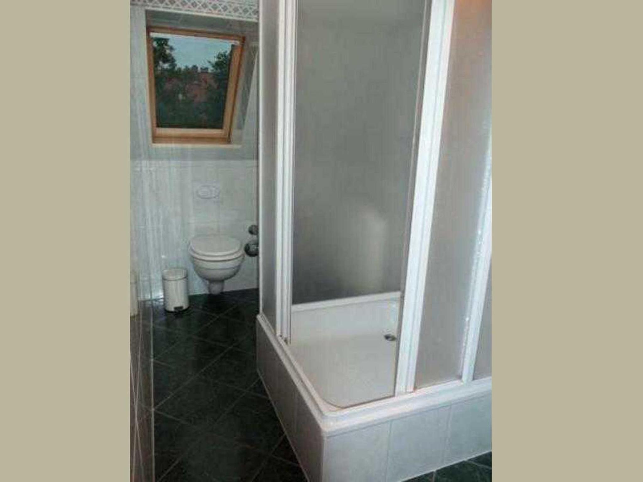 One-Bedroom Apartment with Shower photo 2