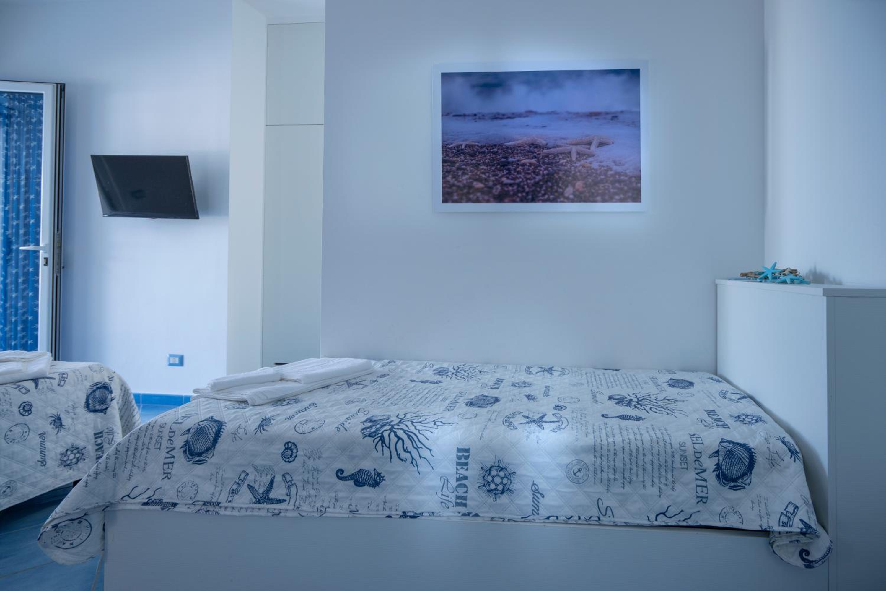 Deluxe King Room - Photo 7