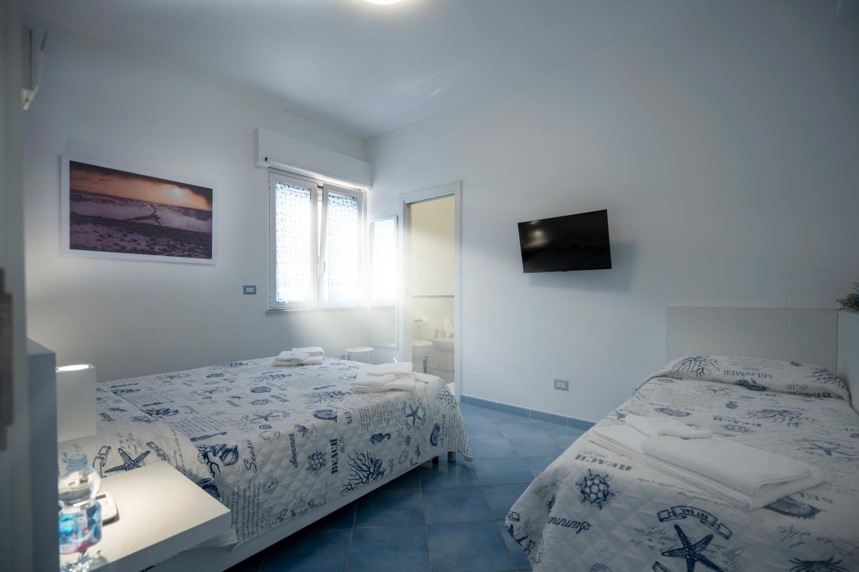 Deluxe King Room - Photo 8