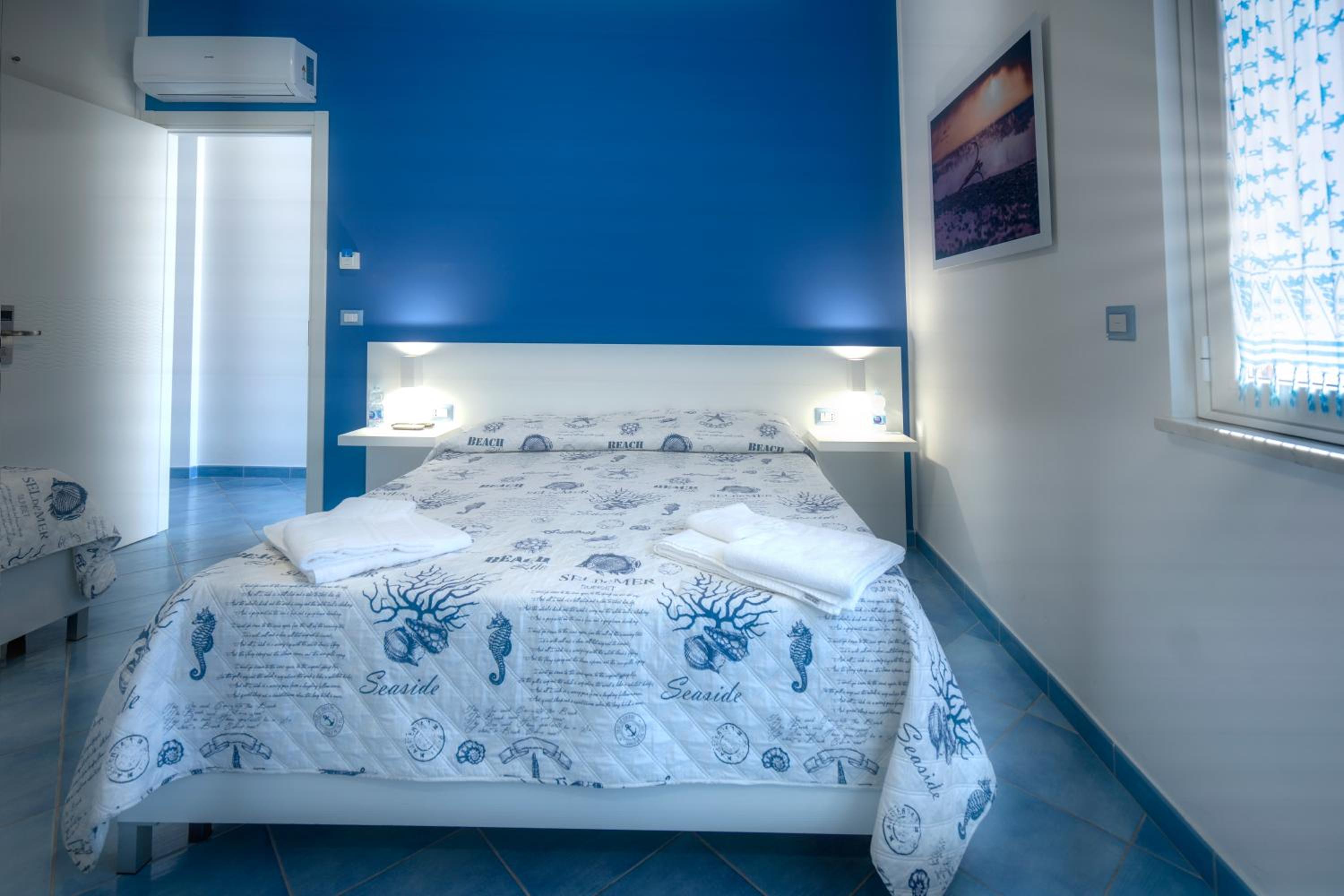 Deluxe King Room - Photo 9