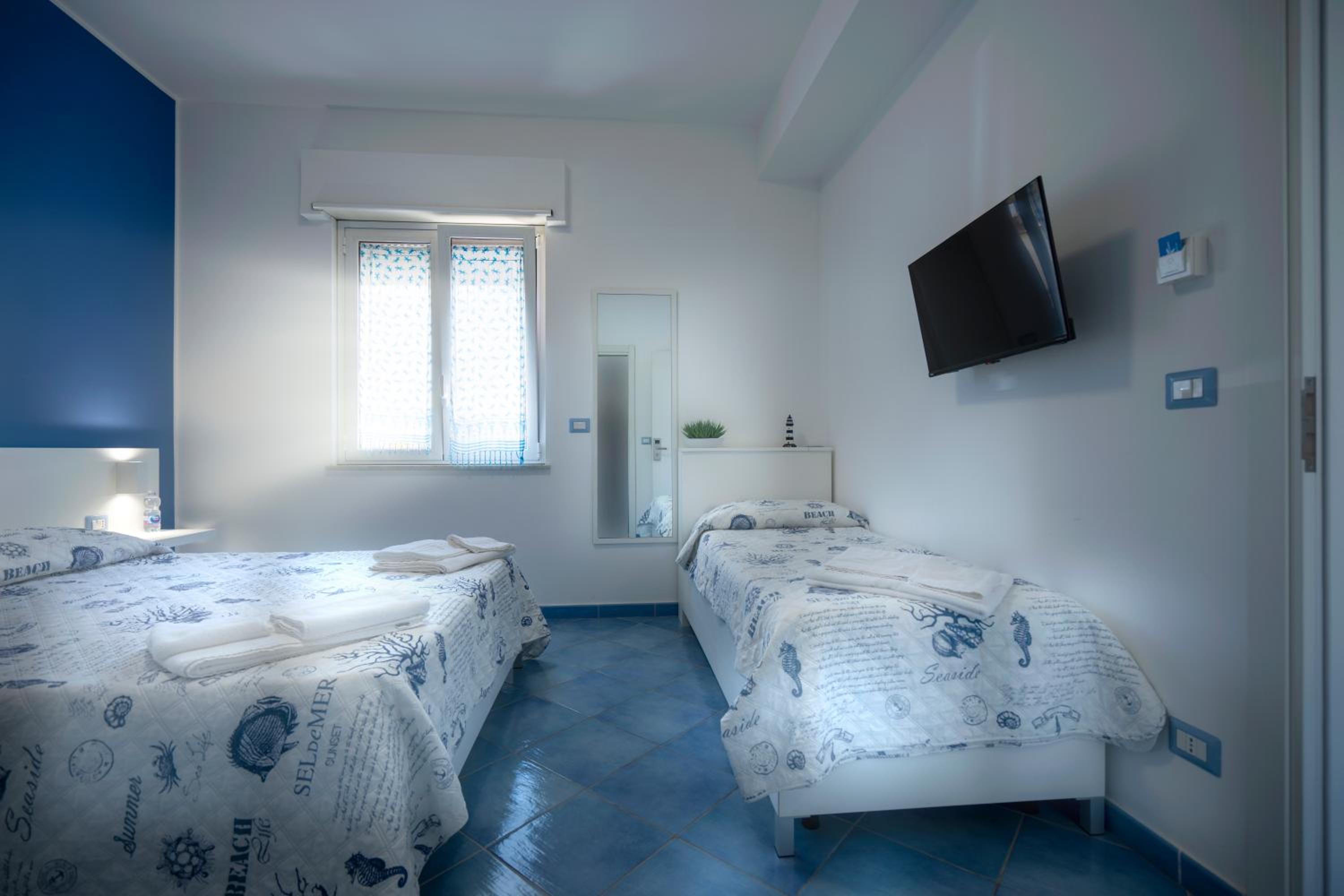 Deluxe King Room - Photo 16