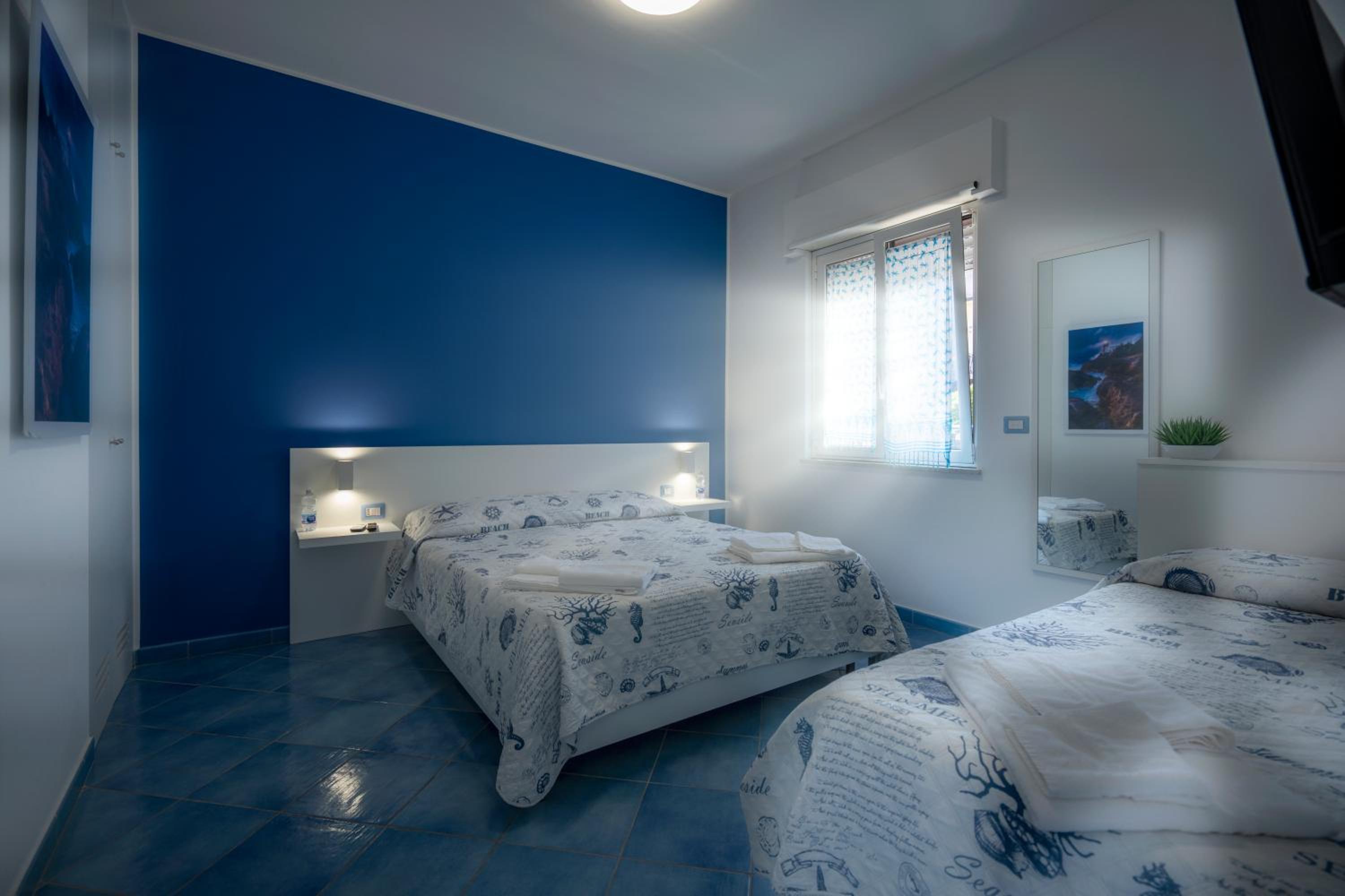 Deluxe King Room - Photo 10