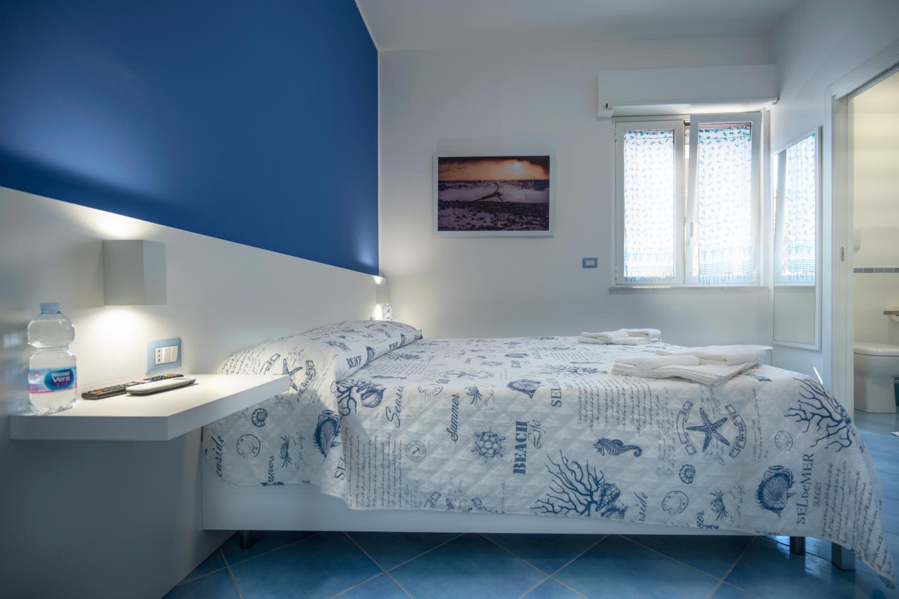 Deluxe King Room - Photo 11