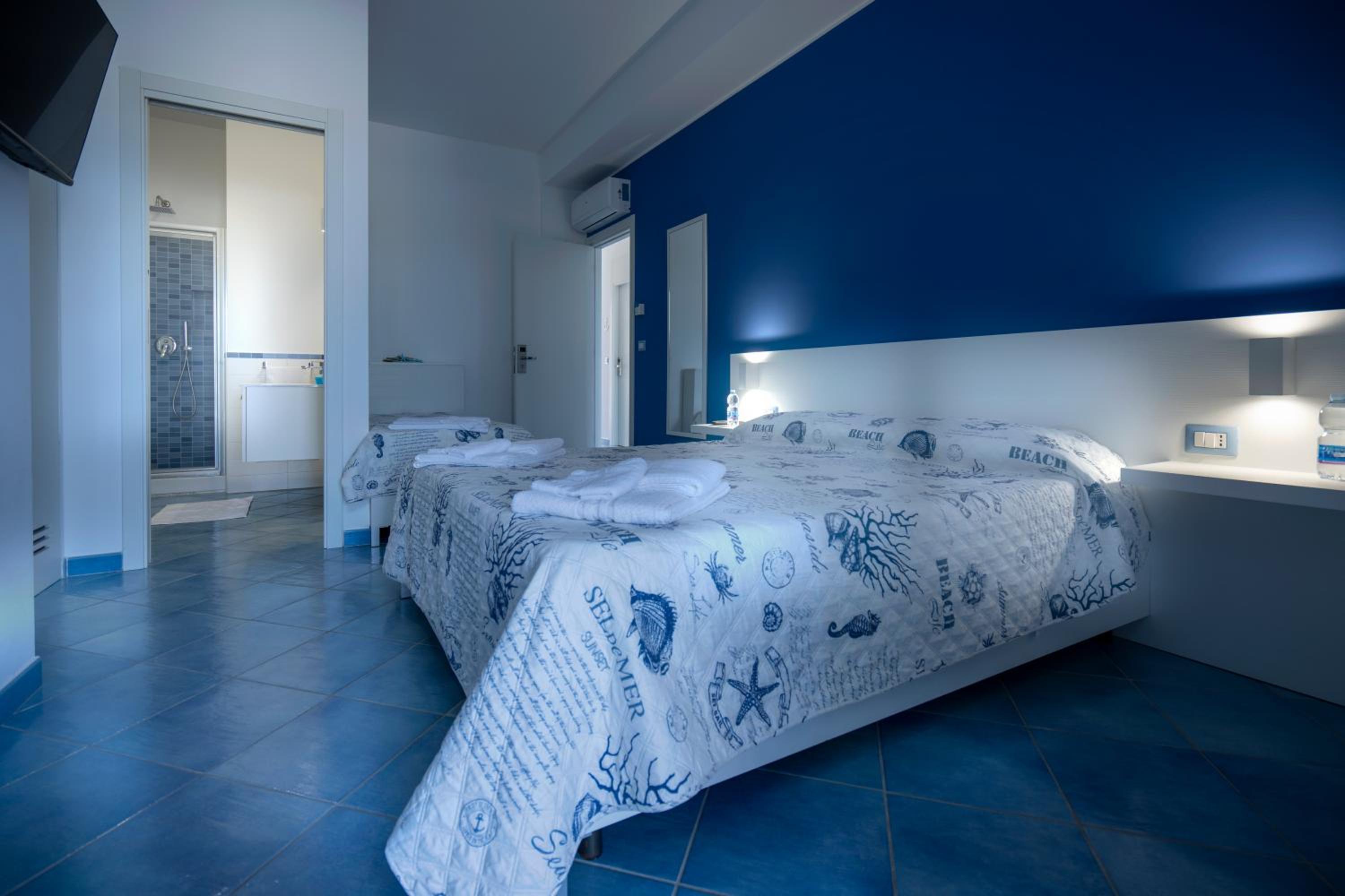 Deluxe King Room - Photo 13