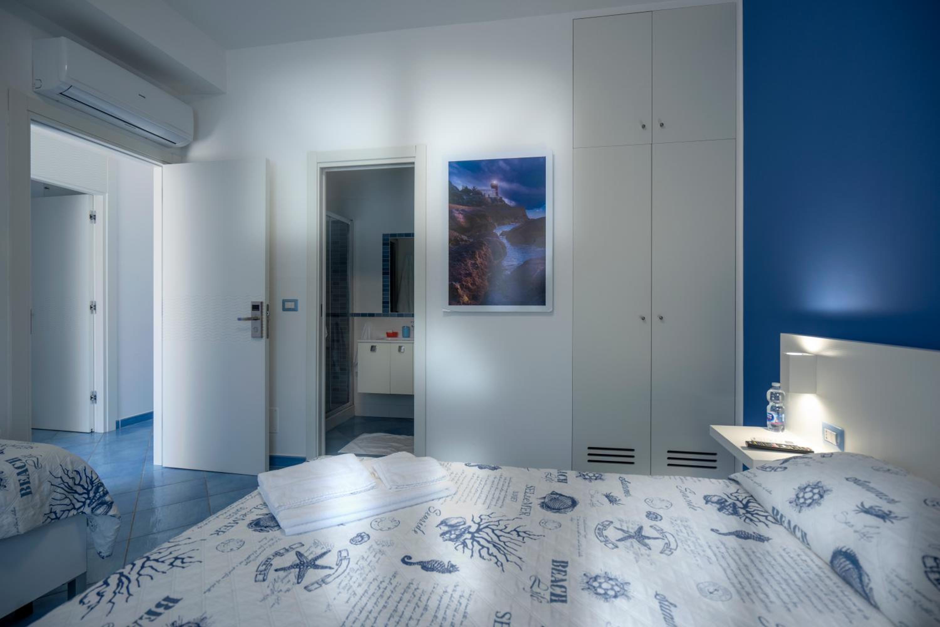 Deluxe King Room - Photo 12