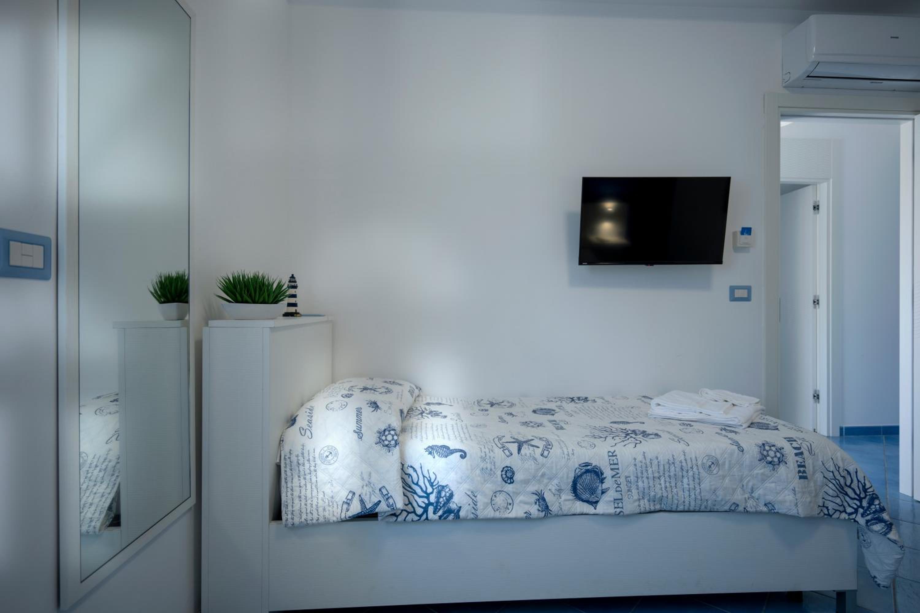 Deluxe King Room - Photo 14