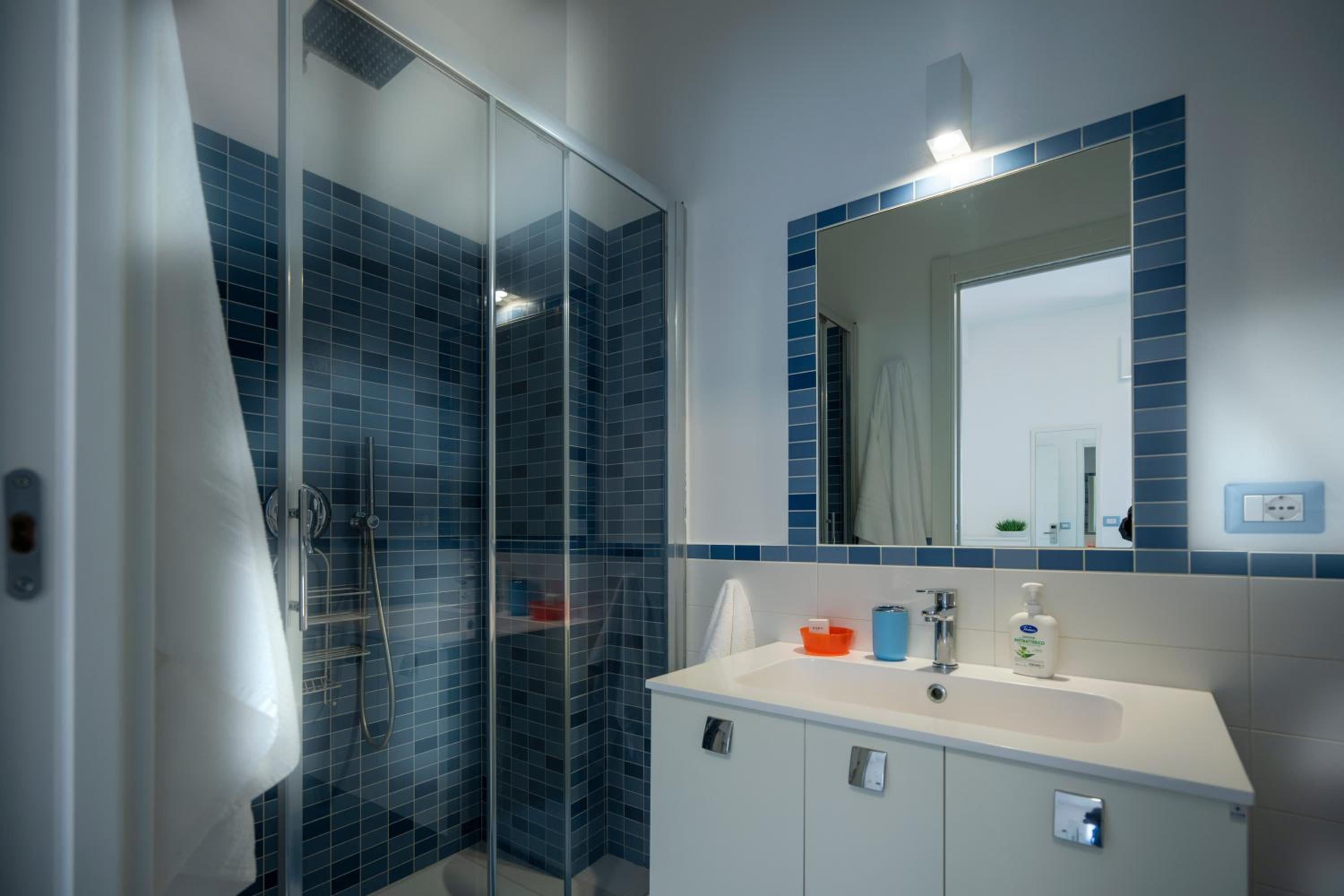 Deluxe King Room - Photo 15